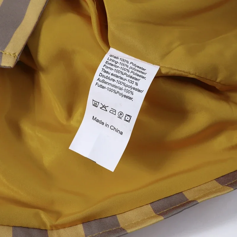 Lässiger gestreifter Hosenanzug für Damen: Locker sitzende Jacke mit V-Ausschnitt und langen Ärmeln, hochtaillierte gerade Hose – Sommer-Set 2026 für Damen – Detail 25