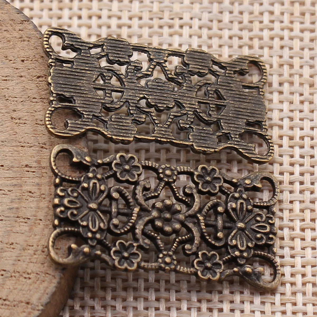 10 Stück 31 x 15 mm, 3 Farben, ausgehöhlter, geschnitzter Blumenverbinder, Schmuckzubehör