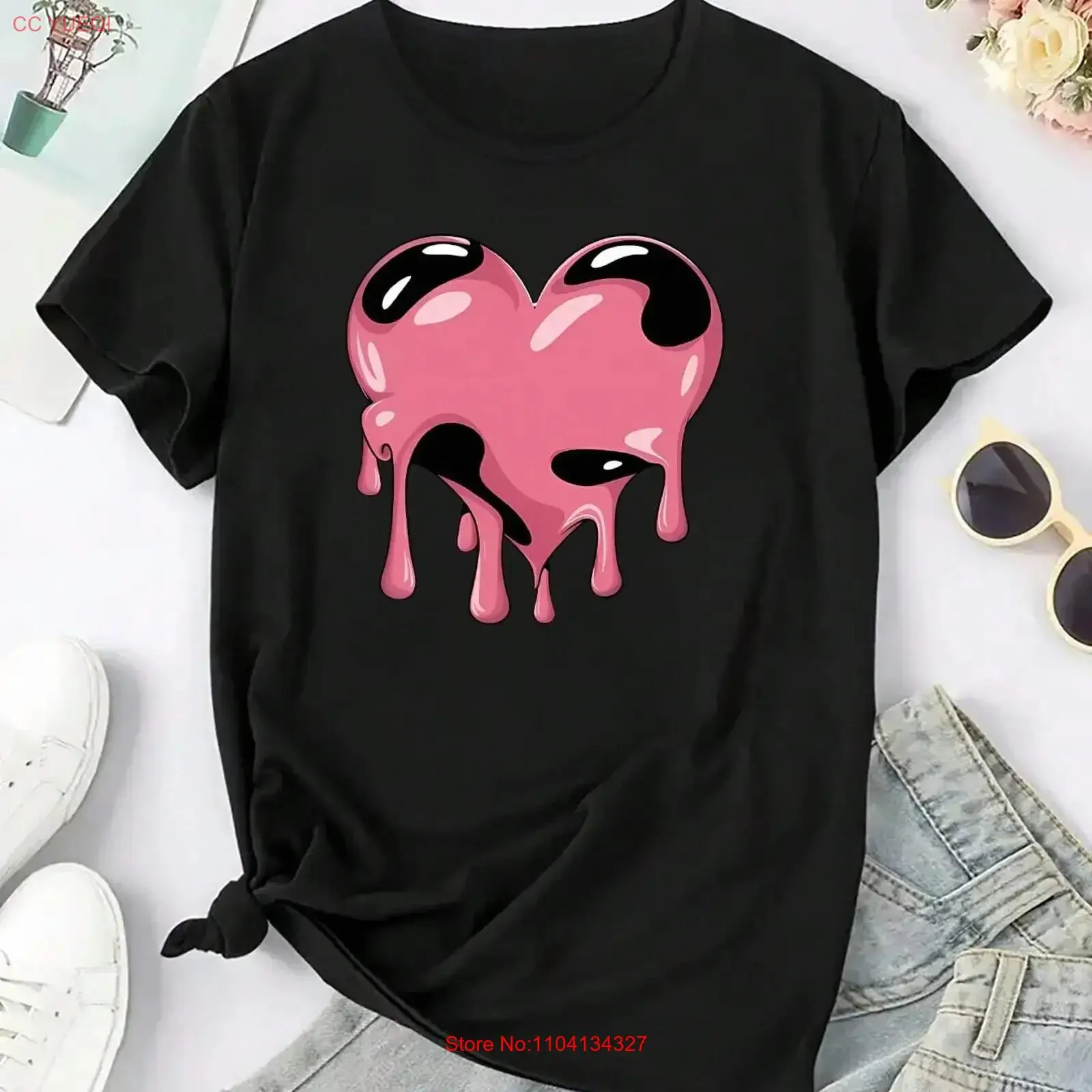 Camiseta de mujer con estampado de corazones en jersey suave para usar en todas las estaciones, estilo vintage lavado, ropa de diseñador unisex, streetwear.