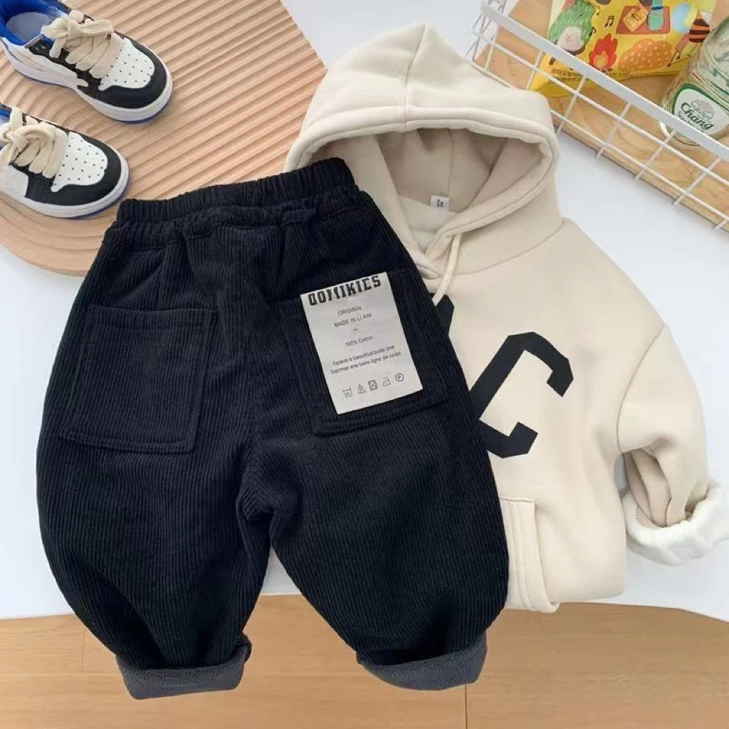 سروال قصير للأولاد على الطراز الكوري العصري. جديد الخريف الشتاء سميكة قطعة واحدة وزرة للأطفال والمتوسطة الصغيرة