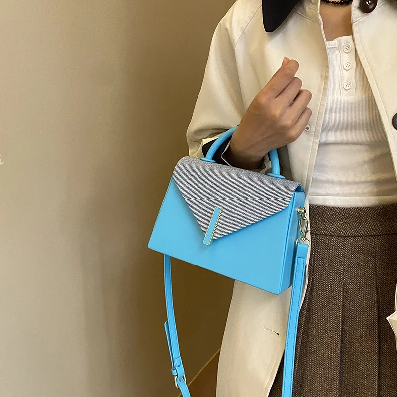 Minimalistische, einzigartige Vintage-Umhängetasche für lässige Frauen mit einfarbigem Buchstabenlogo und großem Fassungsvermögen