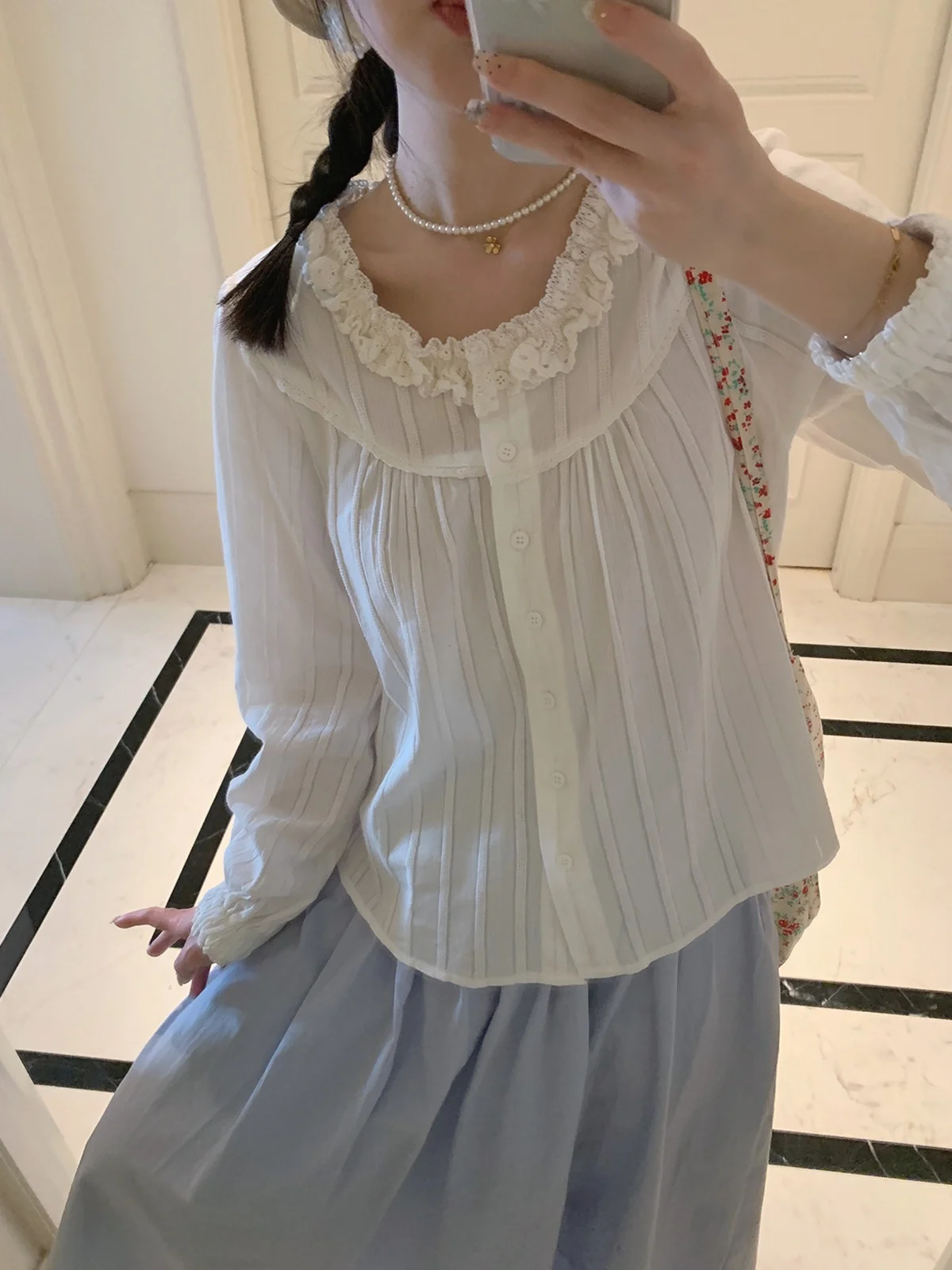 

Белая женская футболка из чистого хлопка с кружевной отделкой, круглым вырезом, модная, универсальная, с длинным рукавом, свободного кроя, повседневная, весенняя коллекция