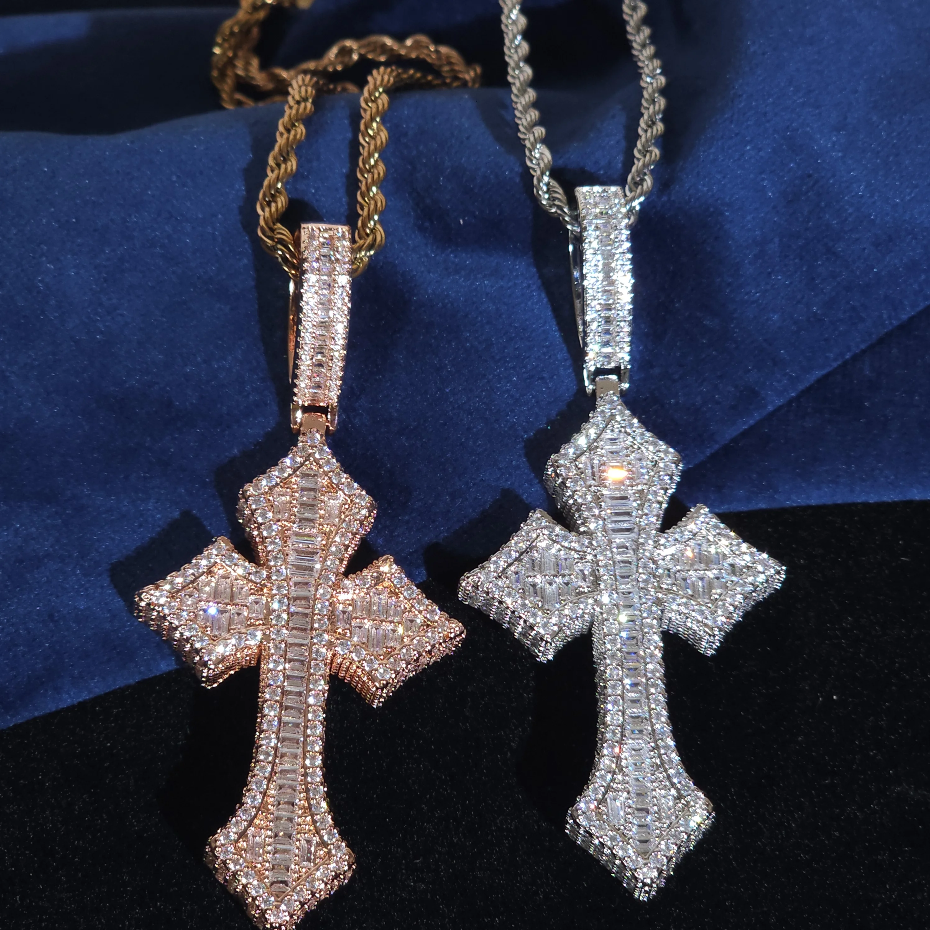 

Iced Out Cubic Zirconia Religious Cross Necklaces Baguettecz Jesus Cross Pendant For Men Fashion Hip Hop Jewelry for Party Gifts