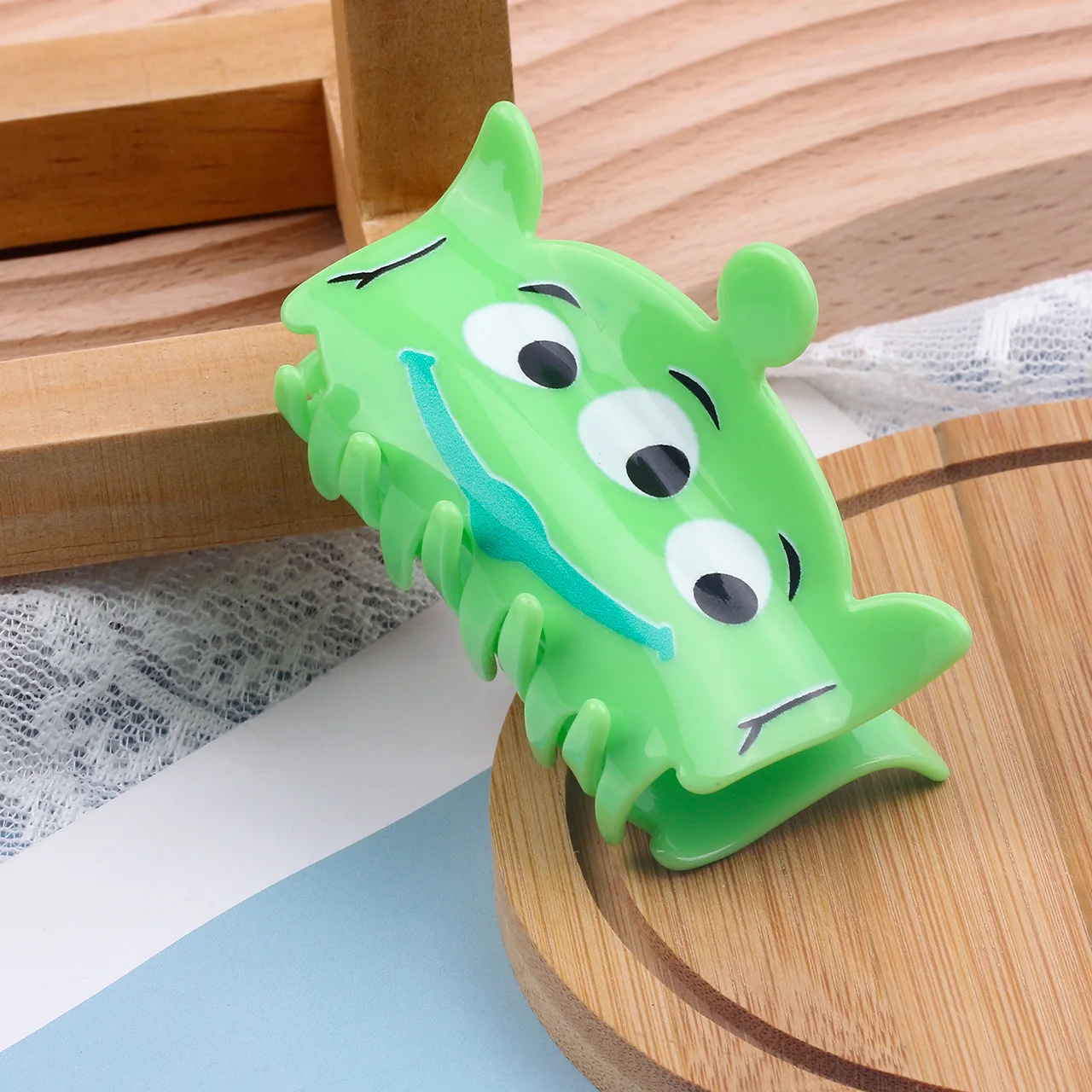 مشبك مخلب شعر تم تصميمه بعد شخصية "الجانب" من فيلم الرسوم المتحركة ديزني · بيكسار "قصة اللعبة"