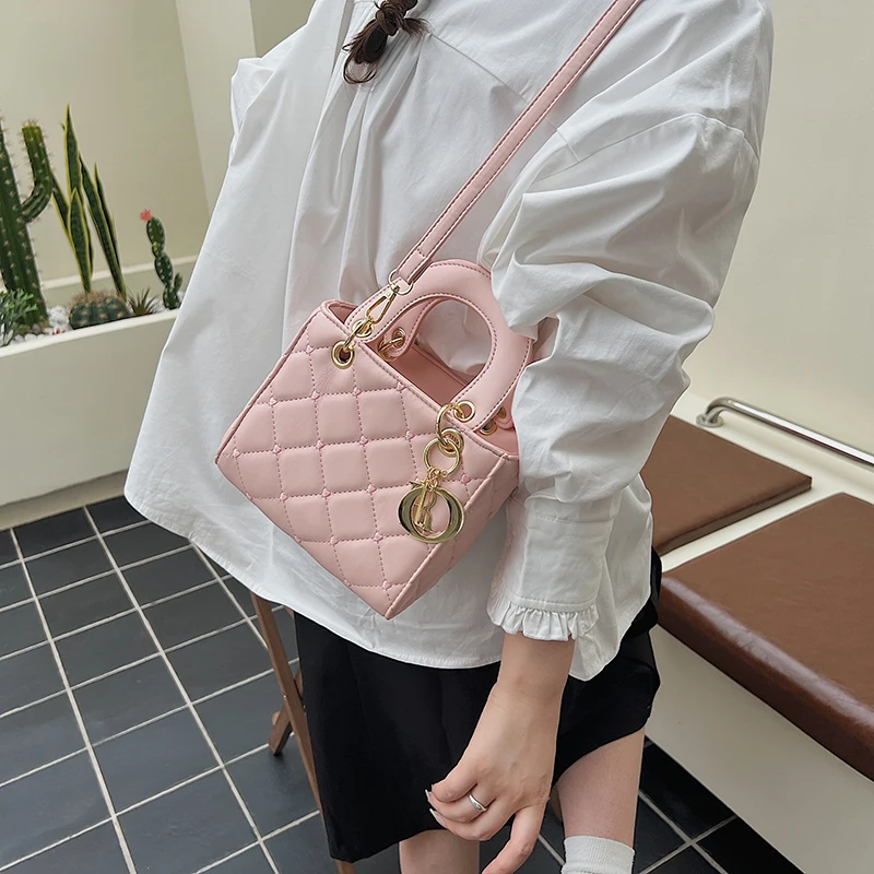 

Discover Stylish Women's Messenger Bag In Genuine Leather By Famous Designer From Luxury Brand Today