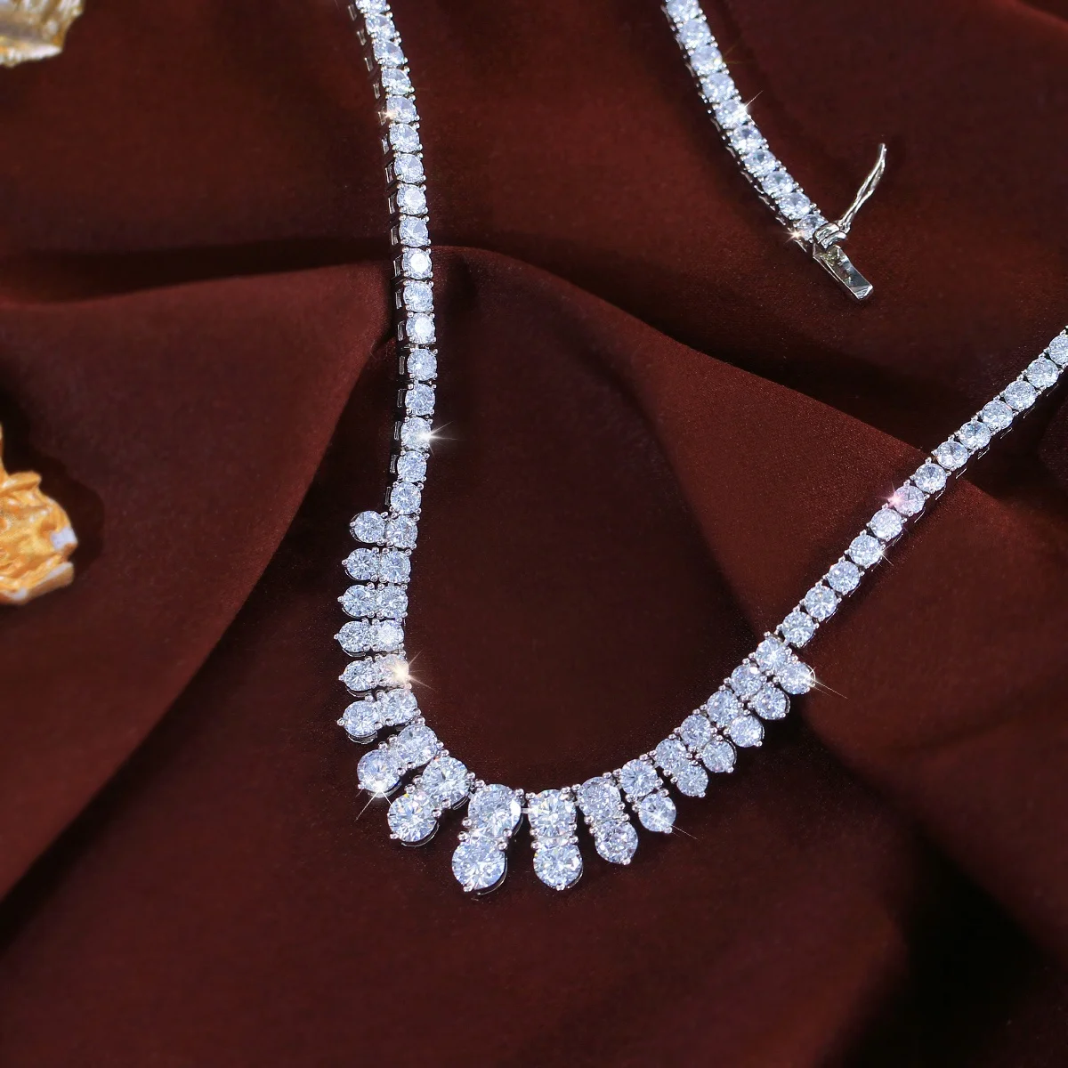 Pera Fashion Shiny Broken Iced Round Zircon Clavicle Choker Necklaces for Women Luxury Clear CZ Sexy Banquet Party Jewelry P004