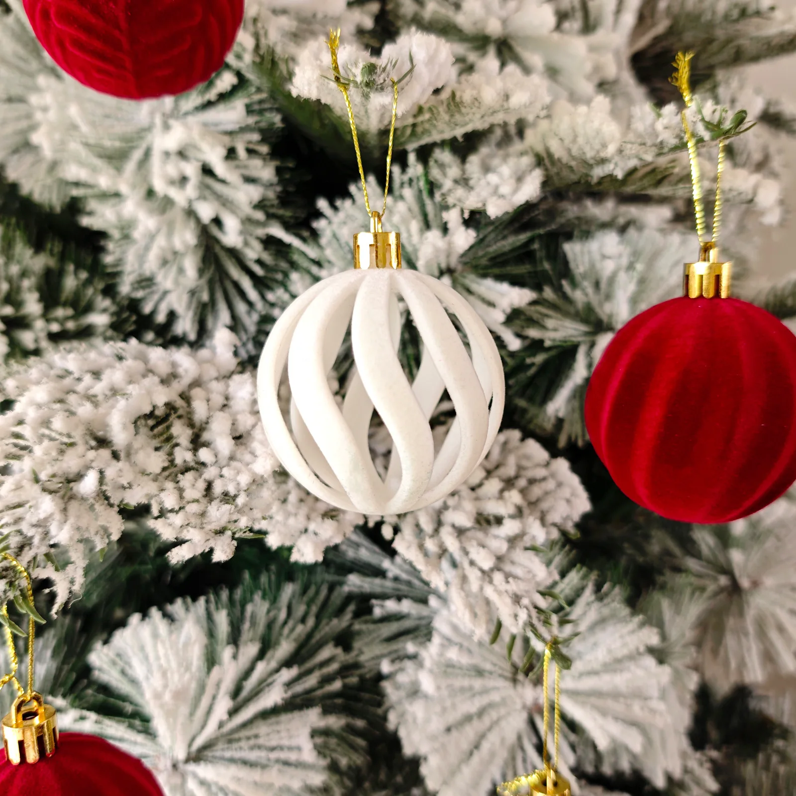6 سنتيمتر كرات عيد الميلاد الديكور الأحمر توافدوا كرات عيد الميلاد شجرة عيد الميلاد حلي معلقة المجالات قلادة 2025 السنة الجديدة ديكور المنزل