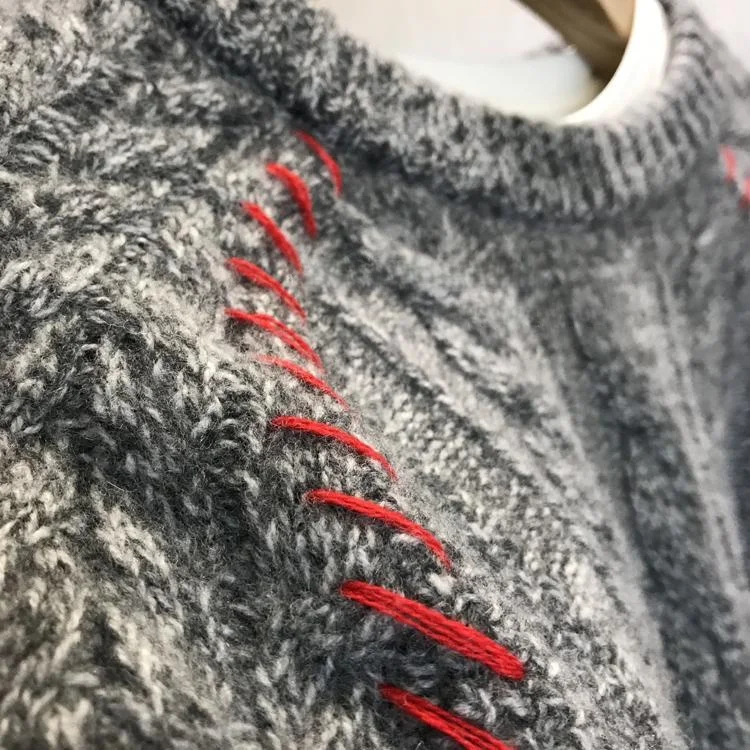 سترة صوفية كلاسيكية متشابكة باللون الأحمر من Fabrique سترة فضفاضة مستديرة للنساء مجموعة شتوية إنتاج صيني