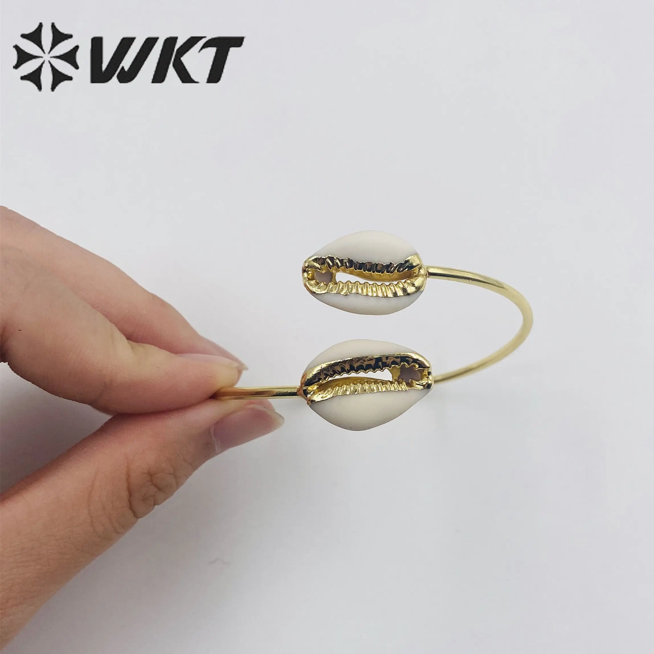 

WT-B197 Wholesale Fashion Design Tiny Cowrie Shell Bangles 18k Gold Electroplated Adjustable Raw Cowrie Bracelet