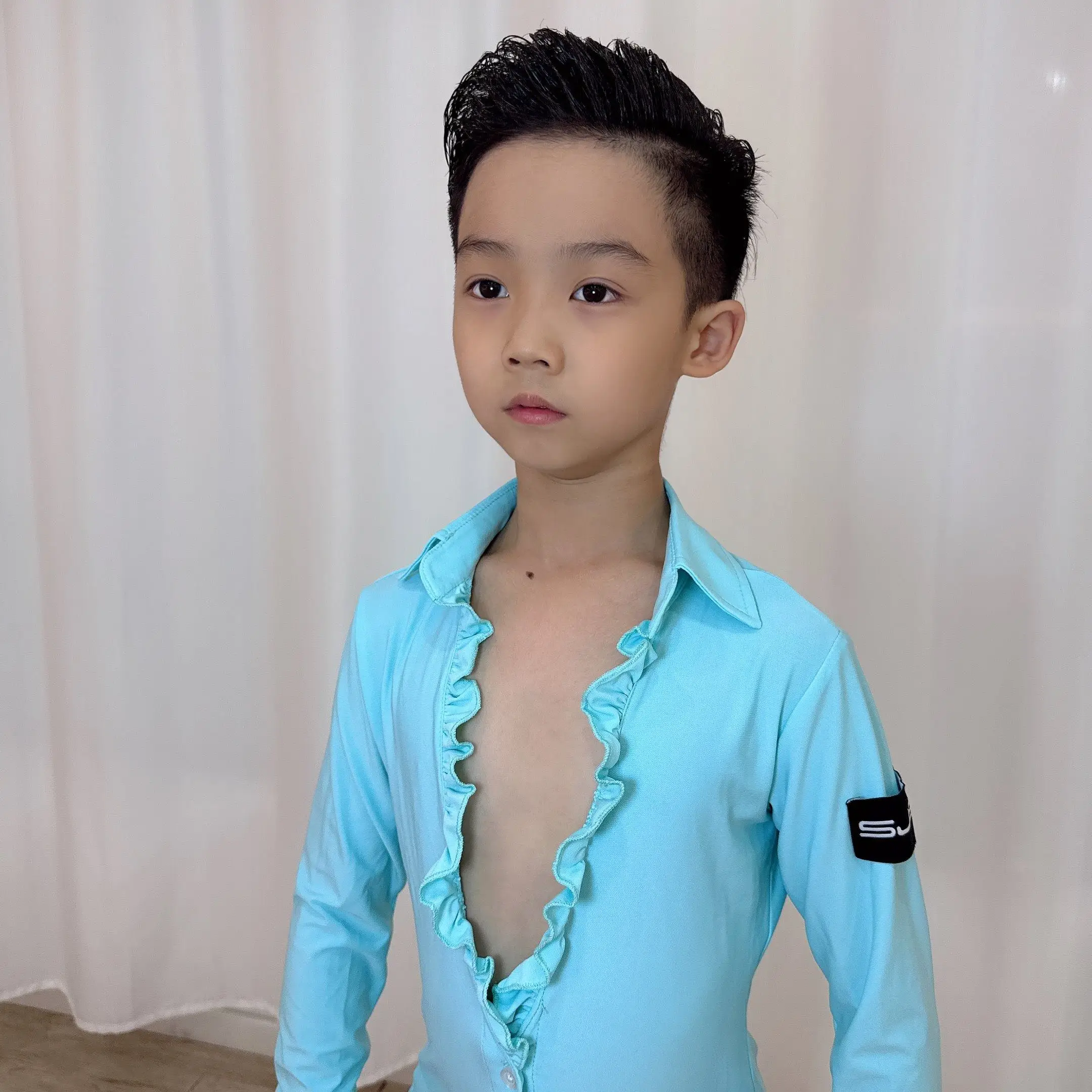 

Детские синие рубашки для латиноамериканских танцев 2026 года с длинными рукавами и глубоким V-образным вырезом, топы для чачи, румбы, бальных танцев, костюмы DNV25082