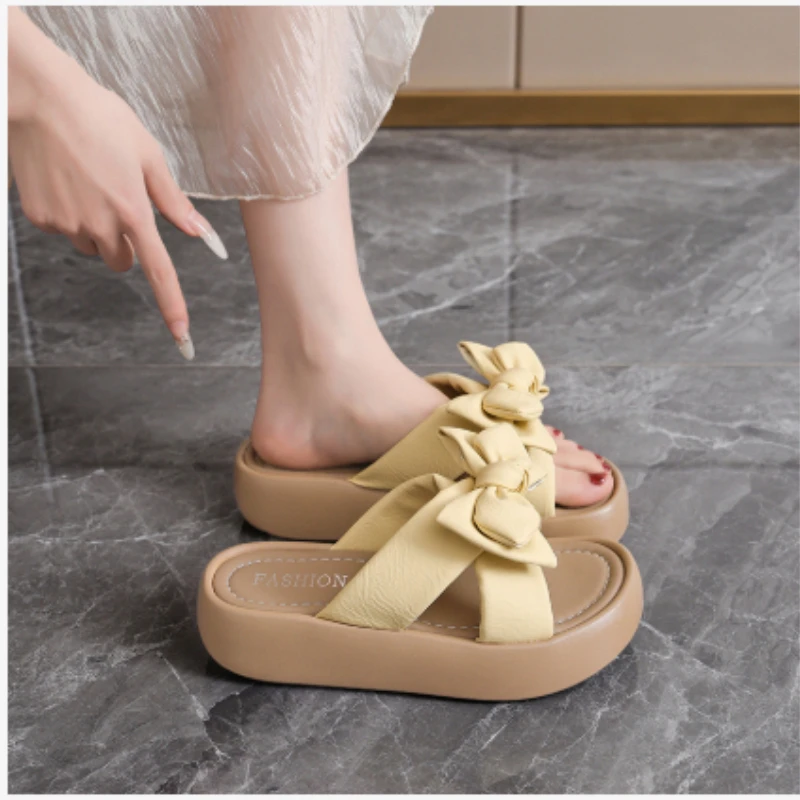 

Летние модные шлепанцы нового стиля, стильные повседневные сандалии на толстой подошве, женская обувь, полутапочки.