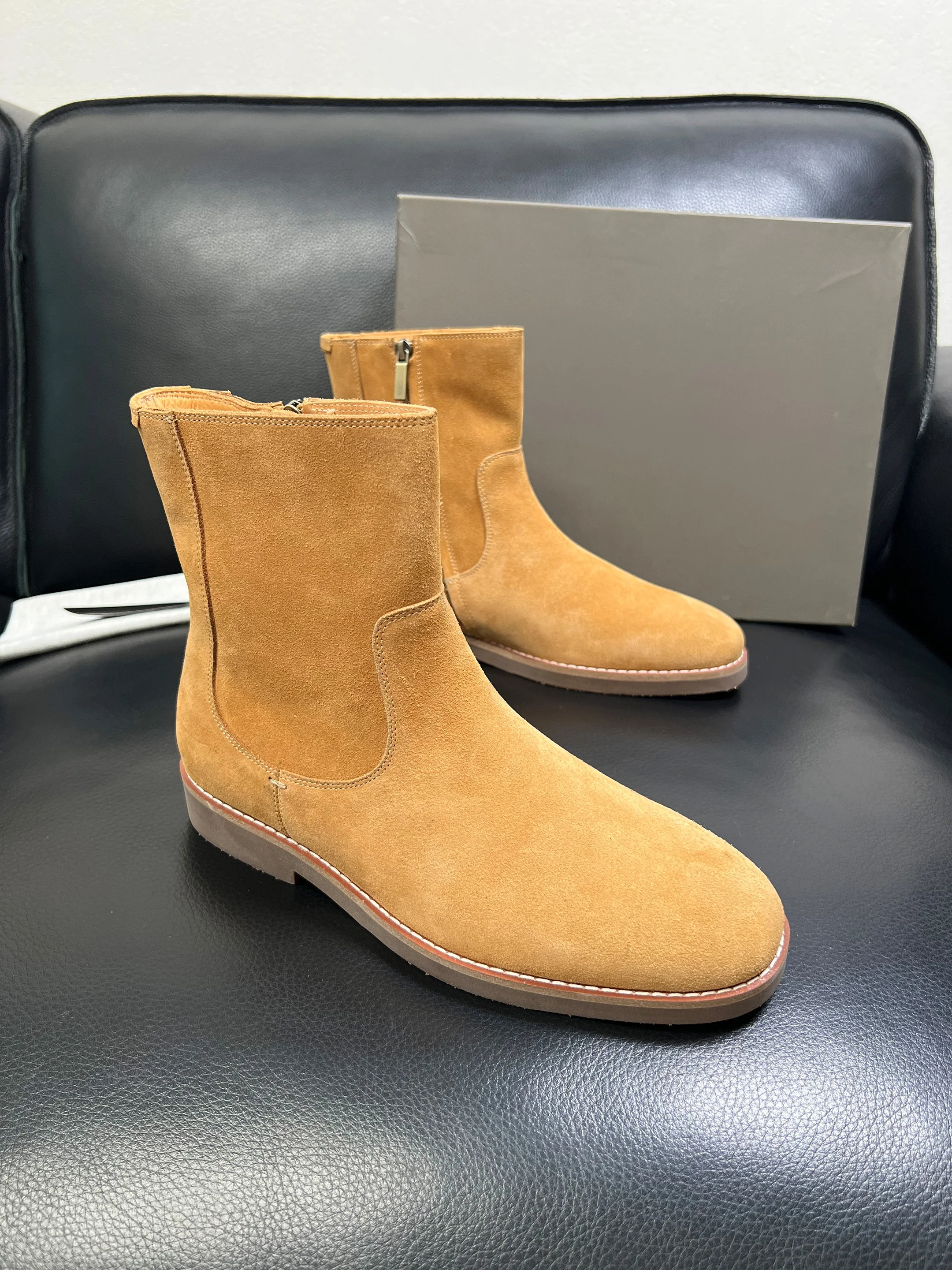 

High quality top-notch craftsmanship boot designer's latest design process is complex, luxurious and atmospheric