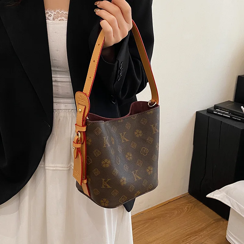 

2025 винтажная сумка-ведро с монограммой для женщин, нишевая дизайнерская сумка через плечо с регулируемым ремешком через плечо, сумка для работы на выходные