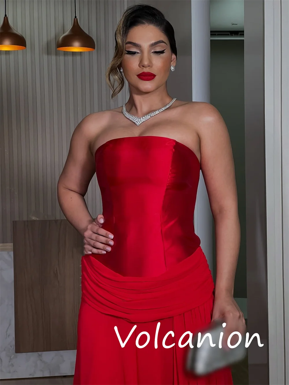 تخصيص الطراز الحديث Charmeuse الطية ألف خط فساتين طويلة حمالة مخصصة مناسبة الموضة الرسمية