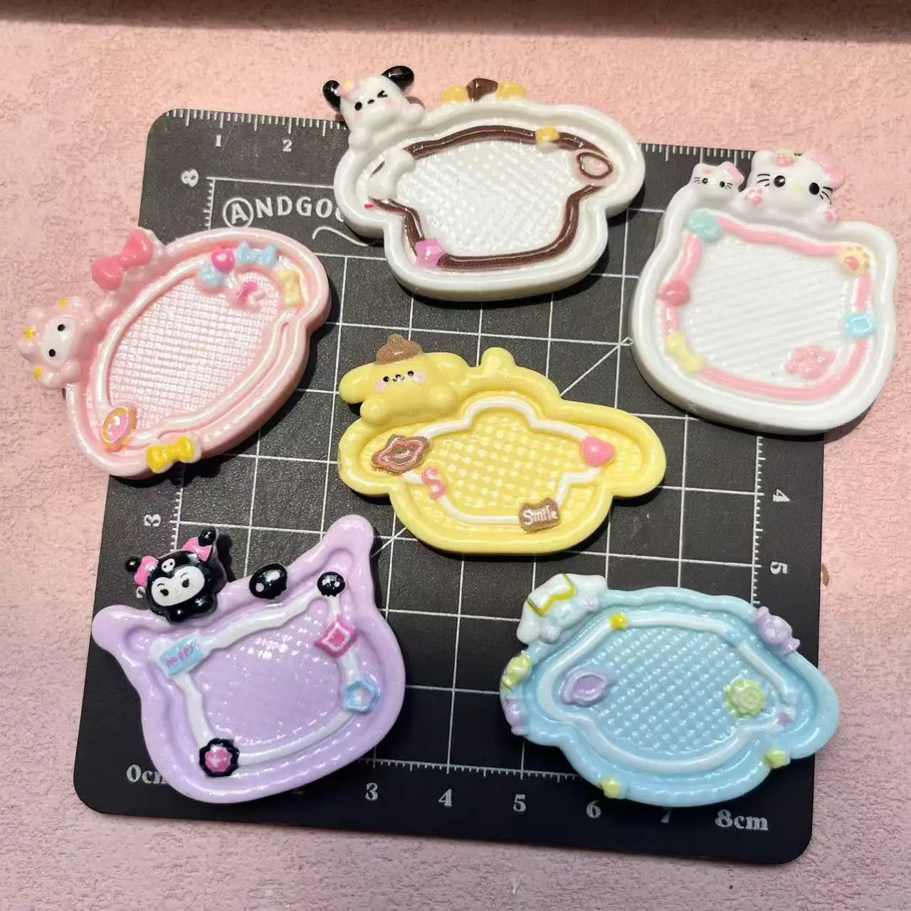 10個入りミニディッシュレジンチャーム、DIYクリームグループロジェクト用漫画プレートカボション、ヘアクリップ、靴のボタン用 1