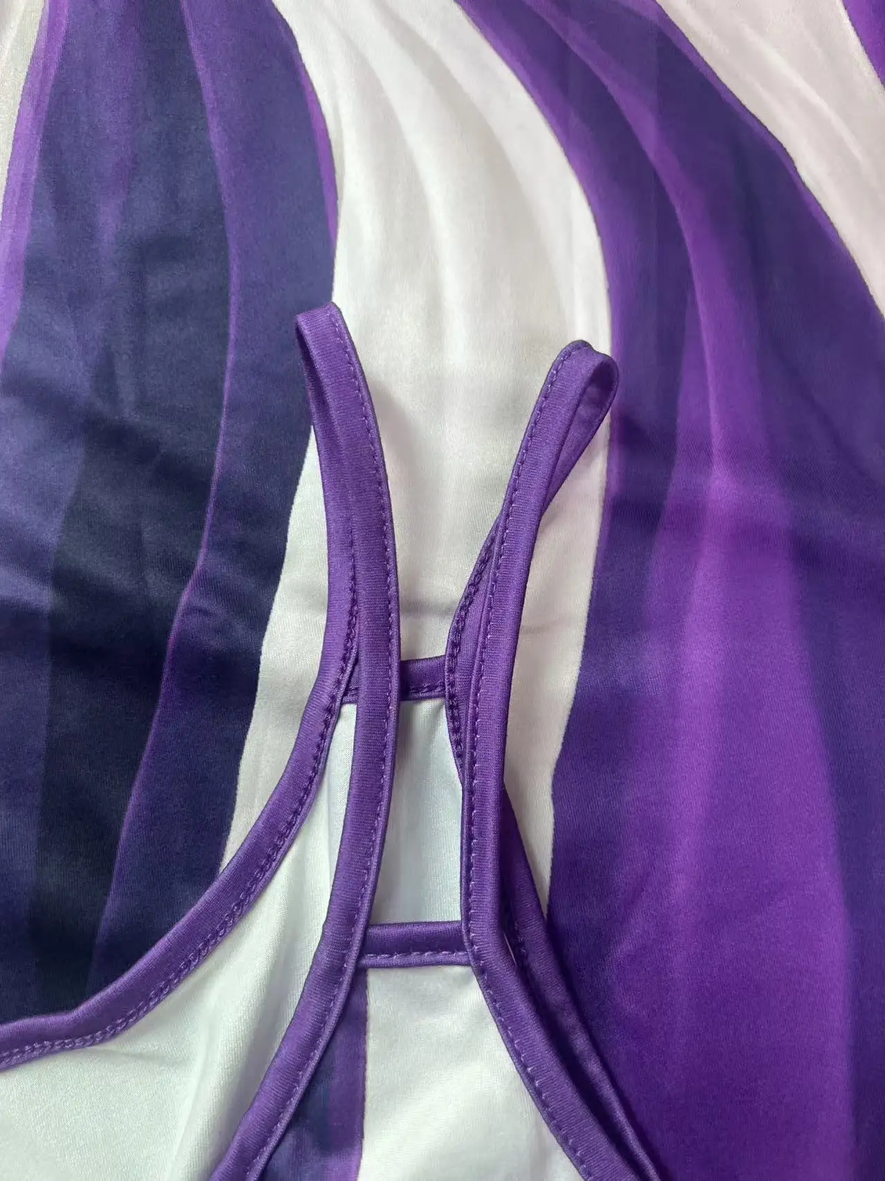 Moda damska plus size asymetryczna sukienka z podwójnym paskiem w geometryczne paski