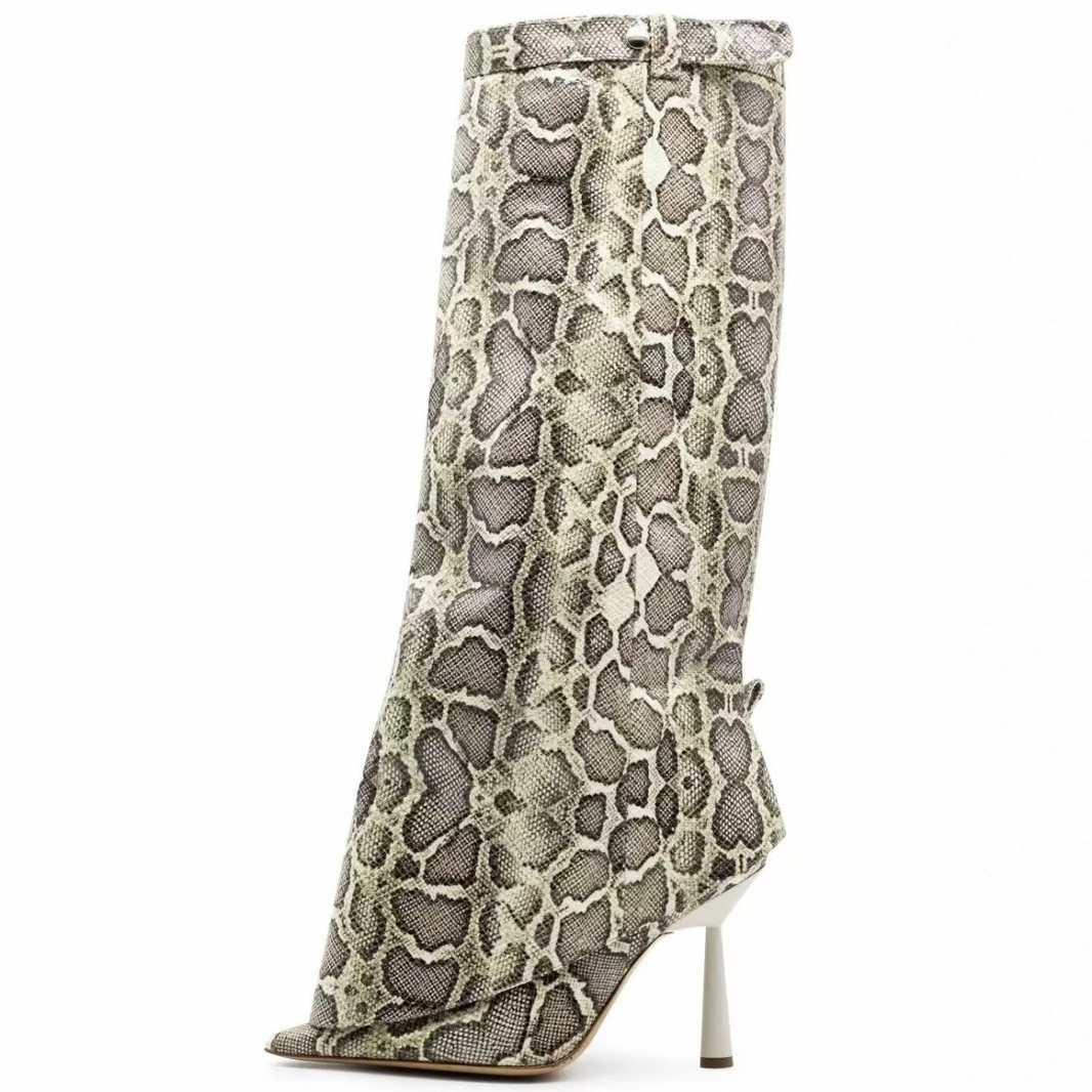 حذاء نسائي جديد لعام 2025 باللون البني بتصميم عتيق للركبة بمقدمة مدببة حذاء أنيق بتصميم كلاسيكي على شكل ثعبان للسيدات مقاس كبير حذاء متوسط الساق