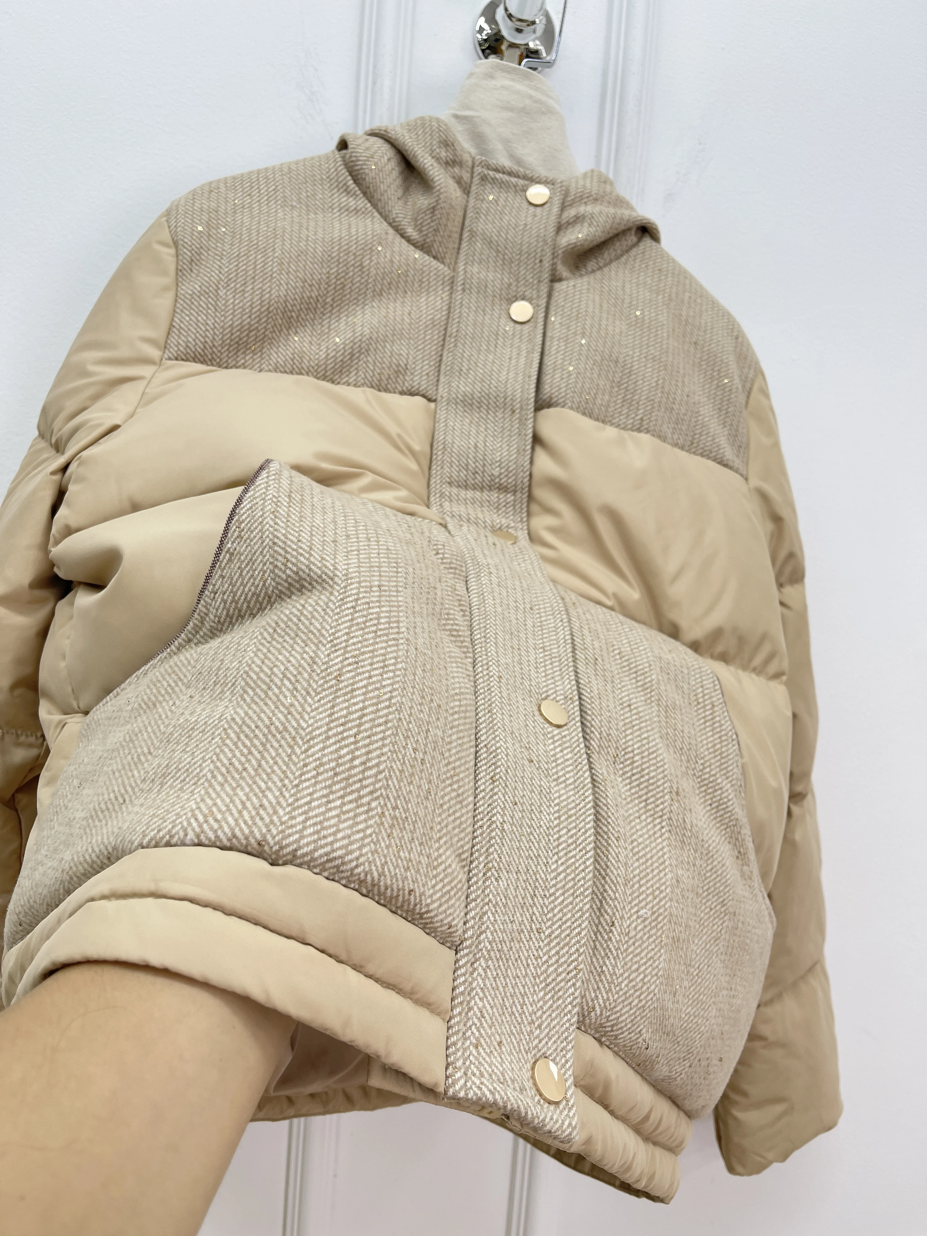 2025 Otoño e Invierno nueva chaqueta de plumas de ganso empalme de lana australiana 90 chaqueta de manga larga acolchada con capucha de plumas de ganso blanco