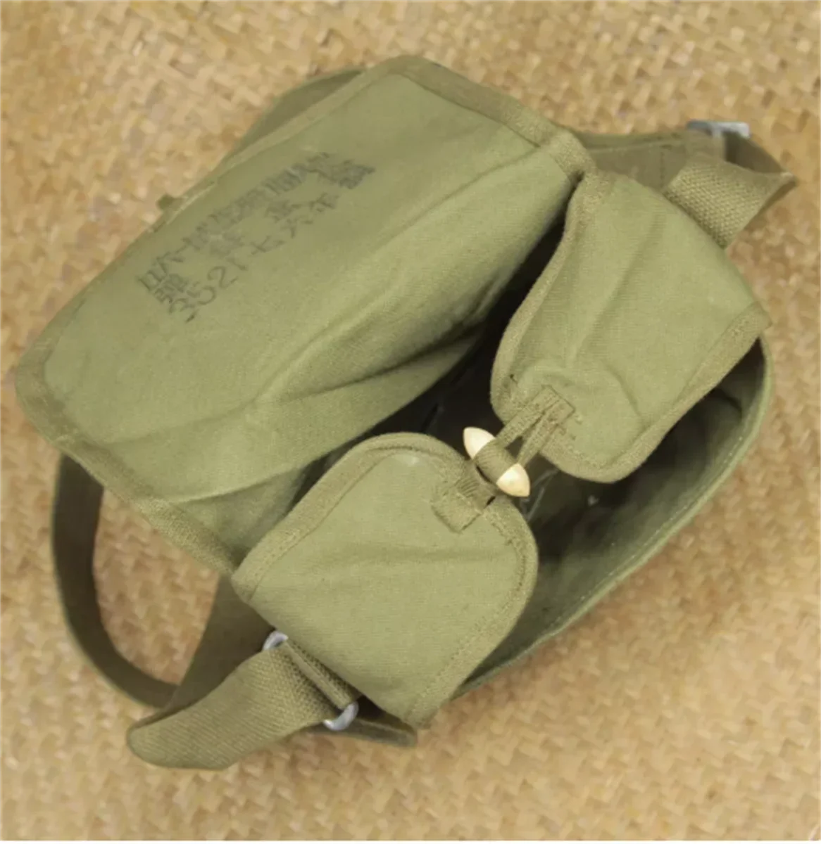 Originaler Vietnamkrieg aus dem Jahr 1965, Typ 56 Squad Light Maschinengewehr-Munitionsketten-Box-Tasche, mit einem roten Fünf-Sterne-Abzeichen als Geschenk