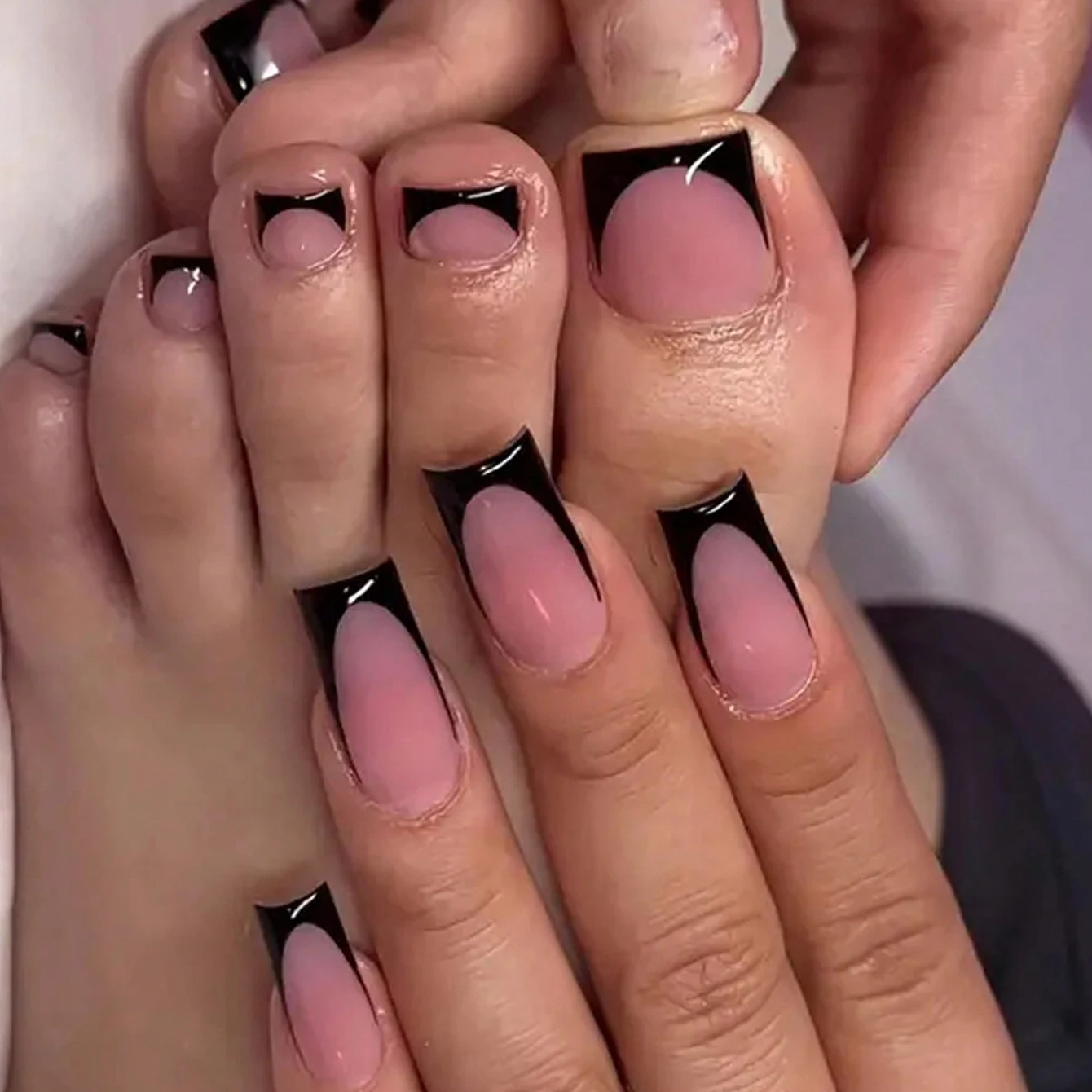 48 قطعة من درع اليد والقدم باللون الأسود الفرنسي، أظافر صناعية لامعة مغطاة بالكامل بأظافر كسر الربيع العارية للنساء