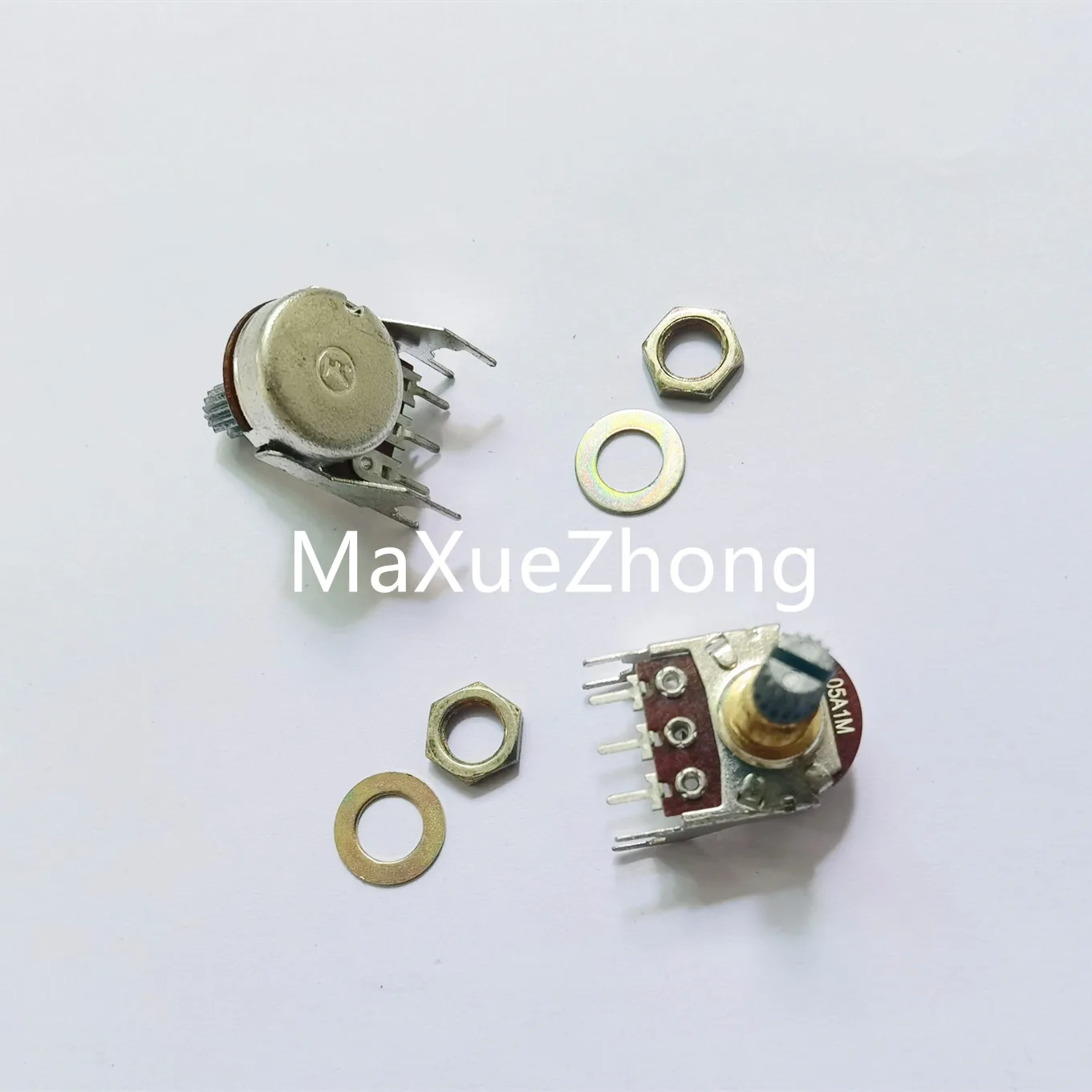 Original new 100% 148 TYPE 05A1M single potentiometer with bracket power amplifier audio potentiometer handle length 15MM SWITCH