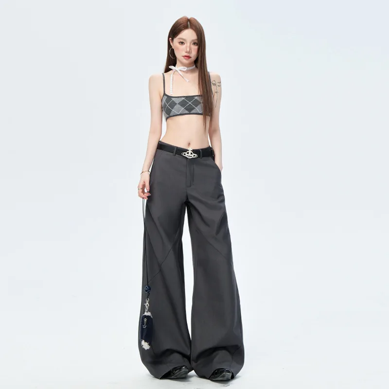 بنطلون كاجوال واسع الساقين بقصة نظيفة ومميزة، رمادي فاخر، بتصميم مميز ومفكك، مناسب للمناسبات غير الرسمية.