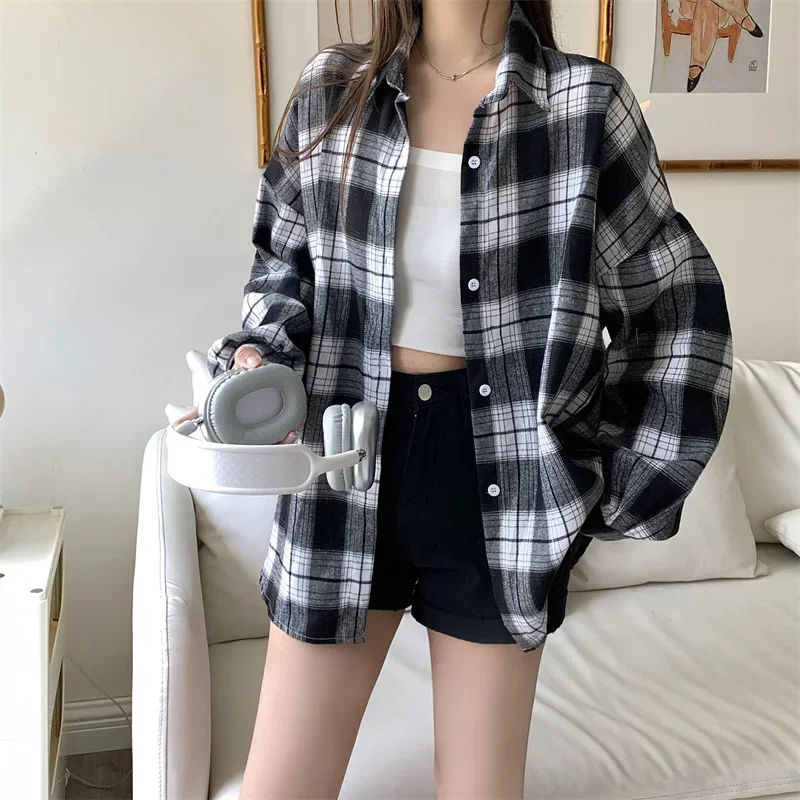 Boyfriend Flannel Shirt for Women Tartan Long Sleeve Collared Button Up Oversized Plaid Shirt Jacket Grunge Teenage Girl Outfit