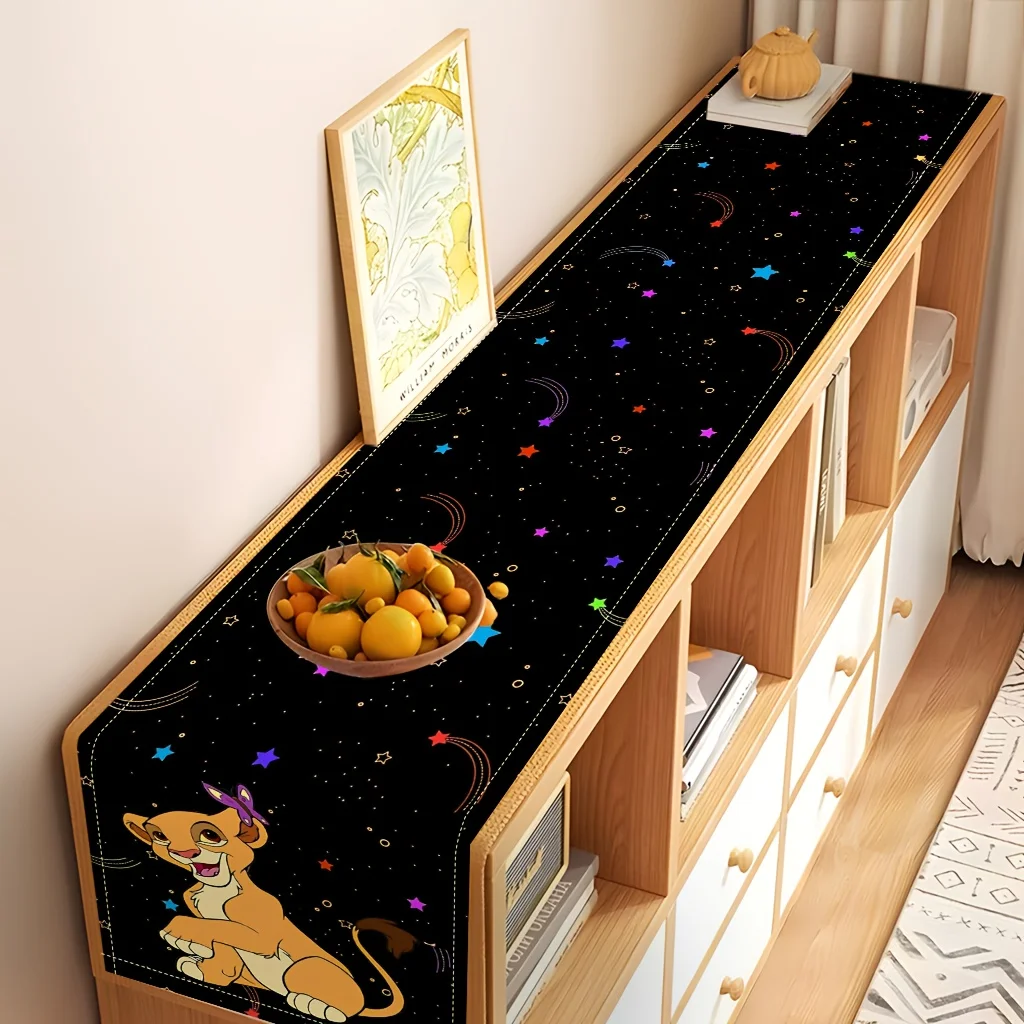 قطعة واحدة من مفرش طاولة بطابع الأسد كينج سيمبا، خلفية سوداء مع سماء مرصعة بالنجوم وسيبا الصغيرة، مناسبة لغرف الأطفال، وحفلات ديزني، إلخ