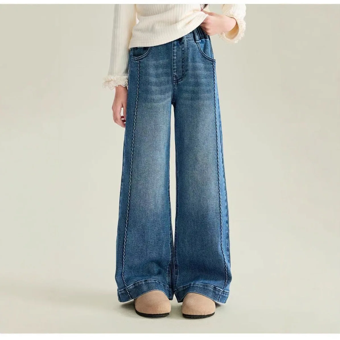 女の子のジーンズ秋と春の服2026新しい韓国版子供用ファッショナブルなカジュアルキッズアウターパンツ