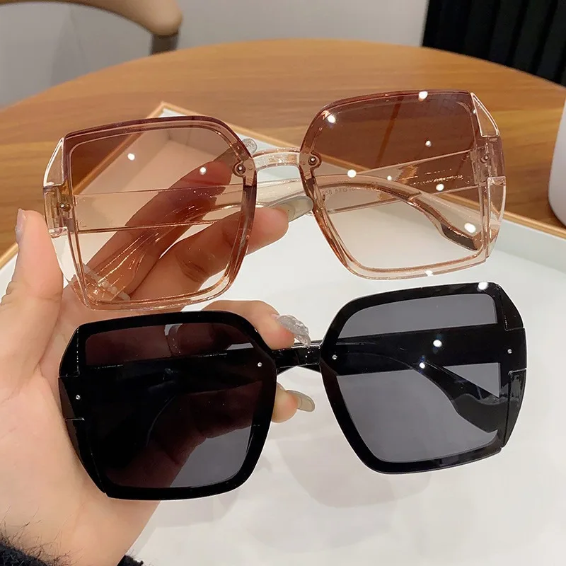 ファッションデザイナー スクエアサングラス 女性 レトロ ヴィンテージ グラデーション サングラス 女性 クリアレンズ ブラック ホワイト