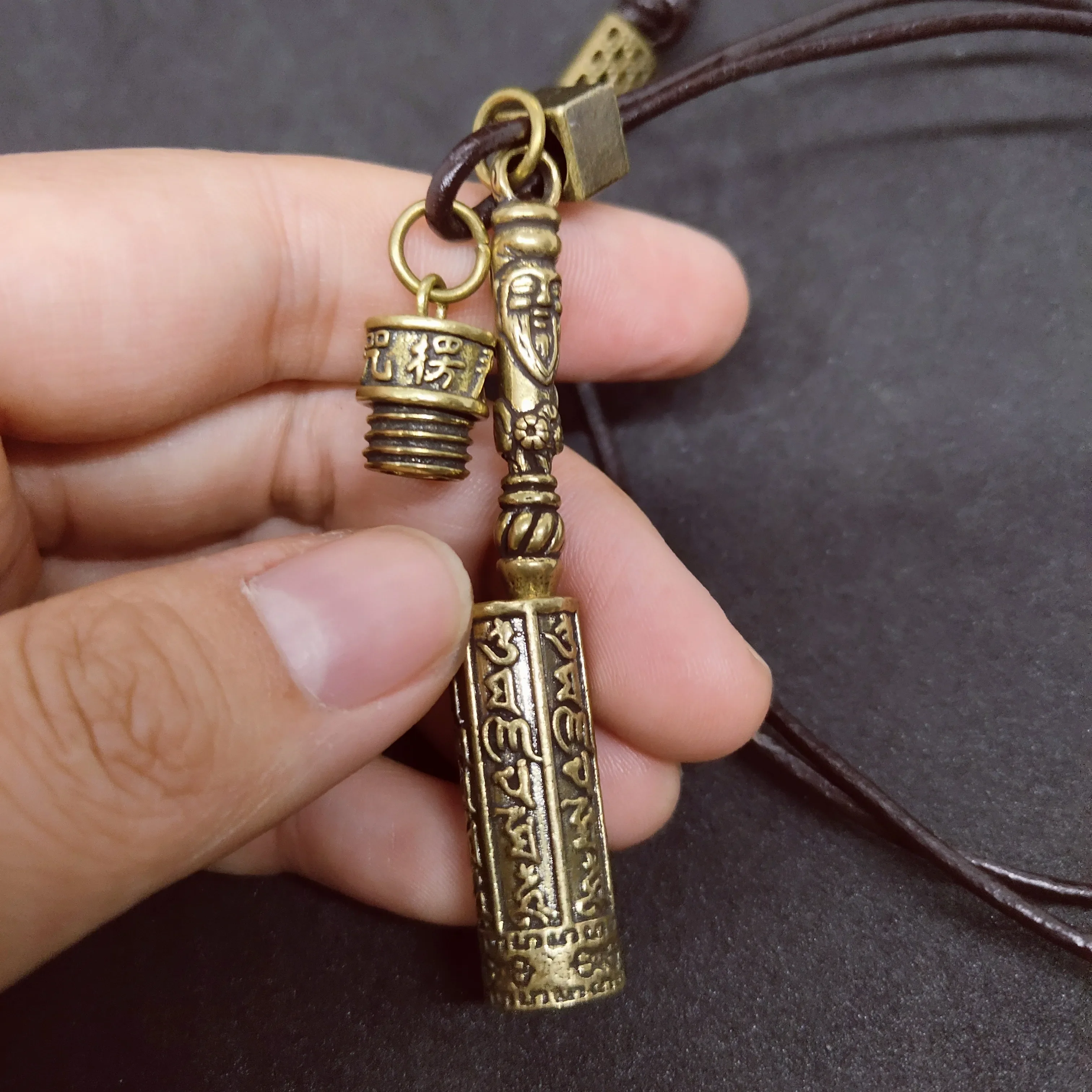 ملعقة نحاسية صغيرة جرة المعلقات الرجعية جلد البقر حبل السنسكريت تعويذة تنقش قلادة جرة قلادة سحر مجوهرات تذكارية