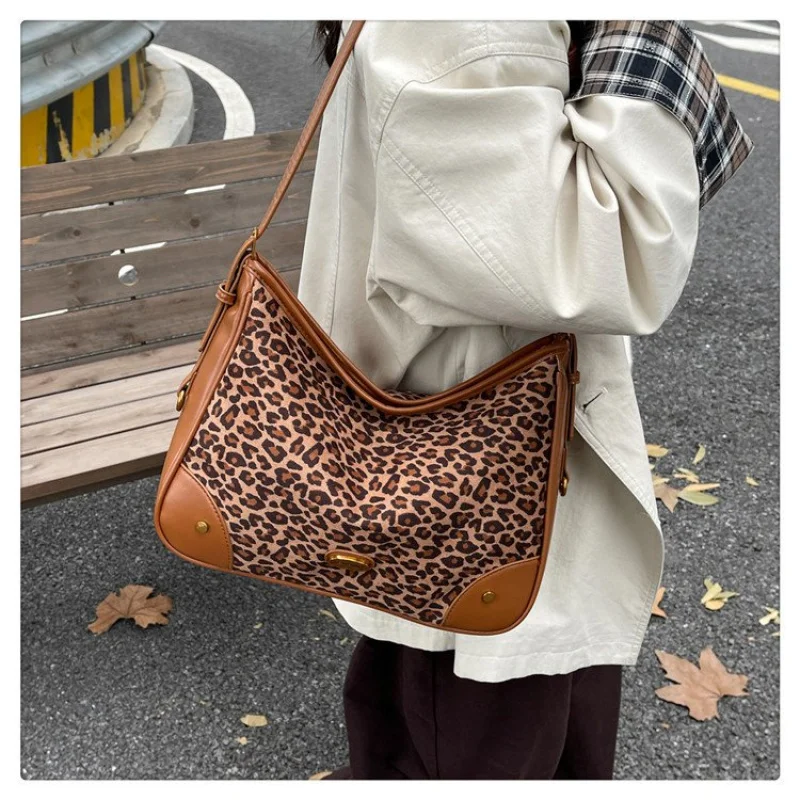 Bolsa mensageiro feminina feita de couro sintético, casual, milan, sofisticada, espaçosa, macia, aparência diária ​