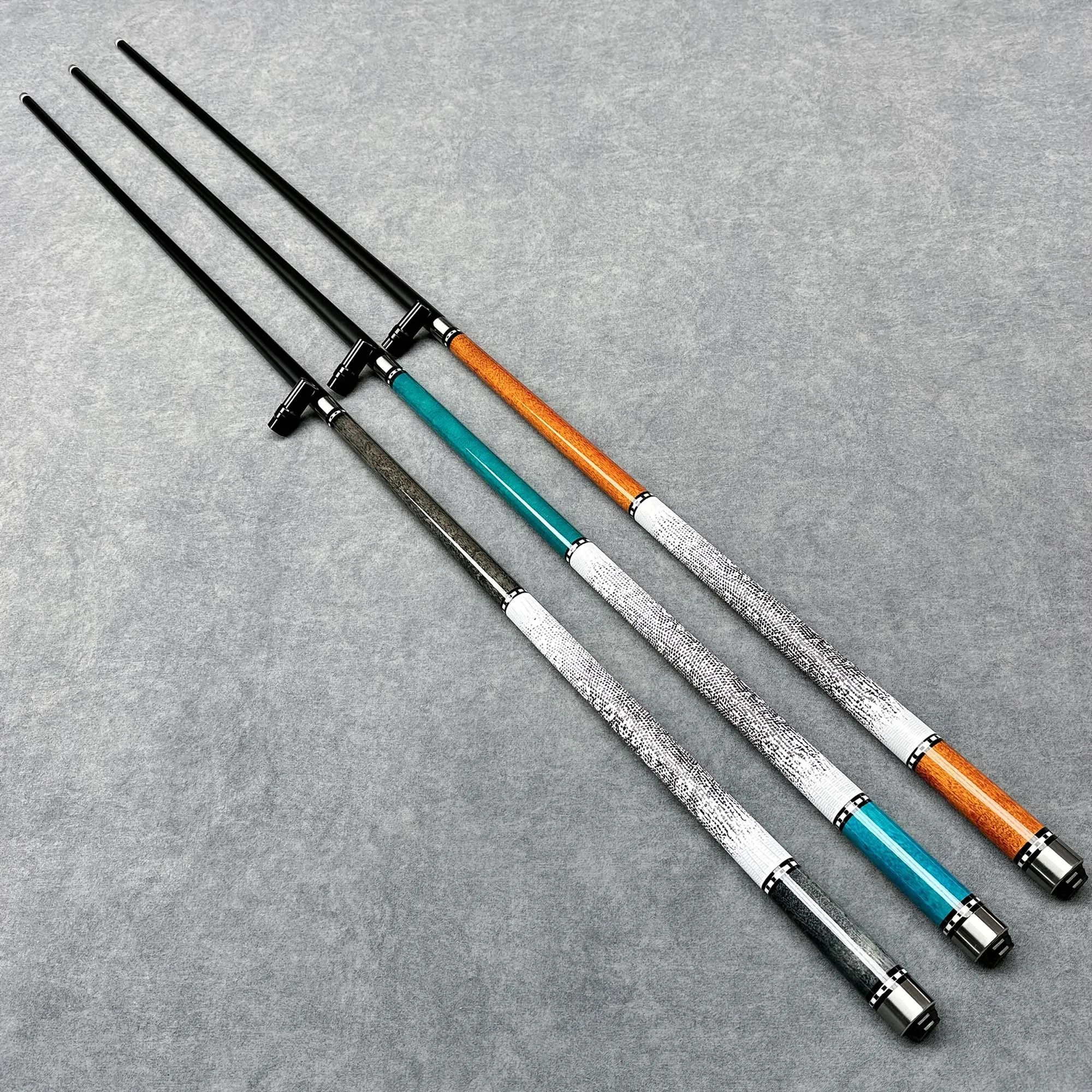 Lizard-patterned handle for billiard cue, 1/2 split design, fine and tight center interface, smooth playing feel