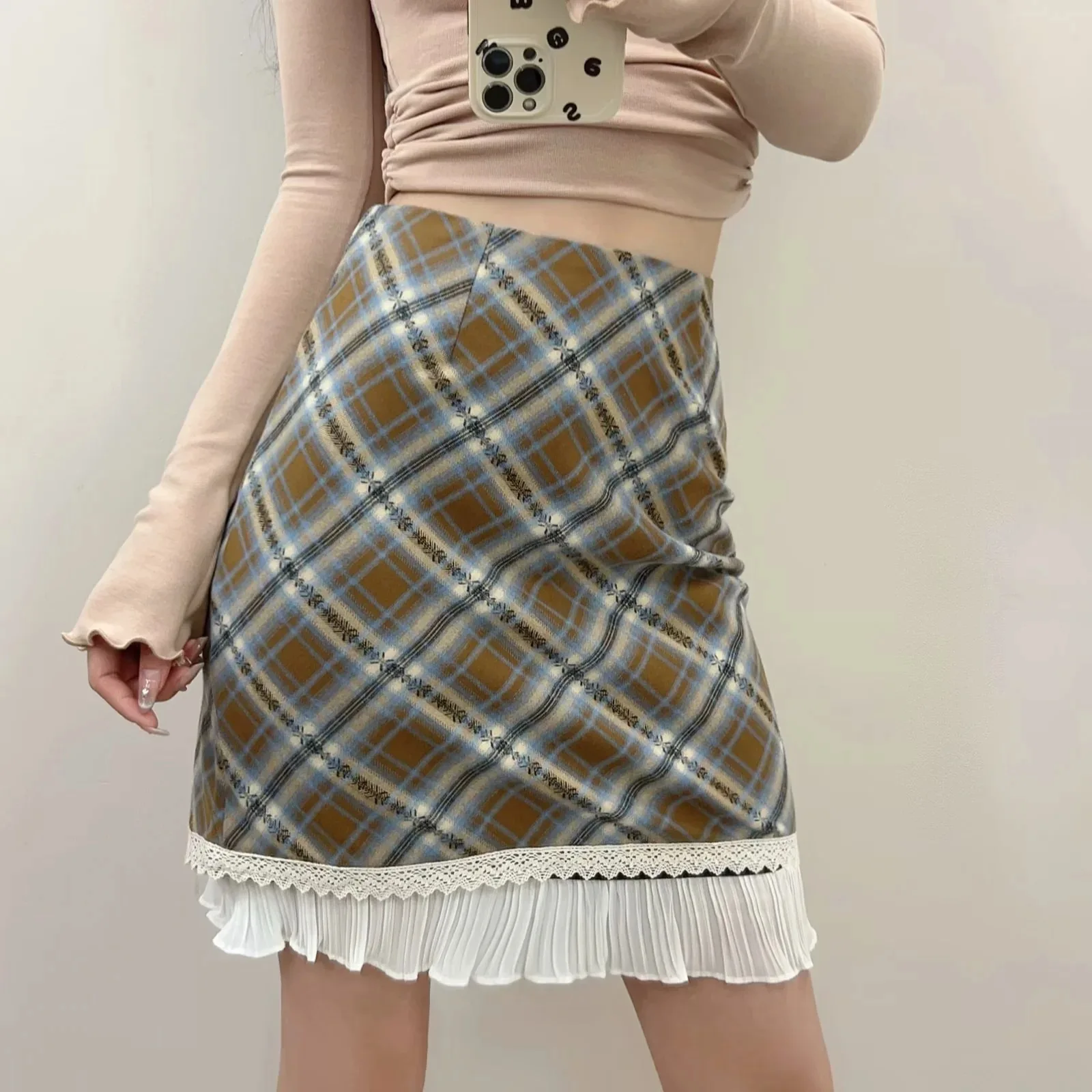 

Spicy Girl Design Sense Checkered High Waisted Slim Half Length Skirt Women's 2024 New Lace Splicing Wrapped Hip Skirt C550