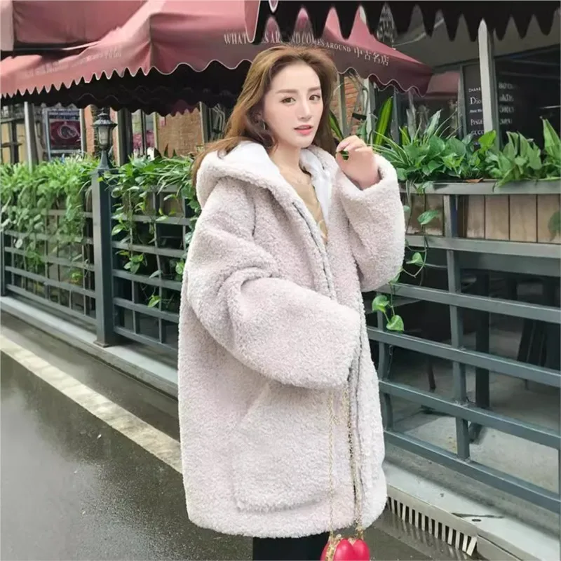 

Свободное меховое смешанное с частицами, утолщенное женское плюшевое пальто средней длины на молнии с капюшоном