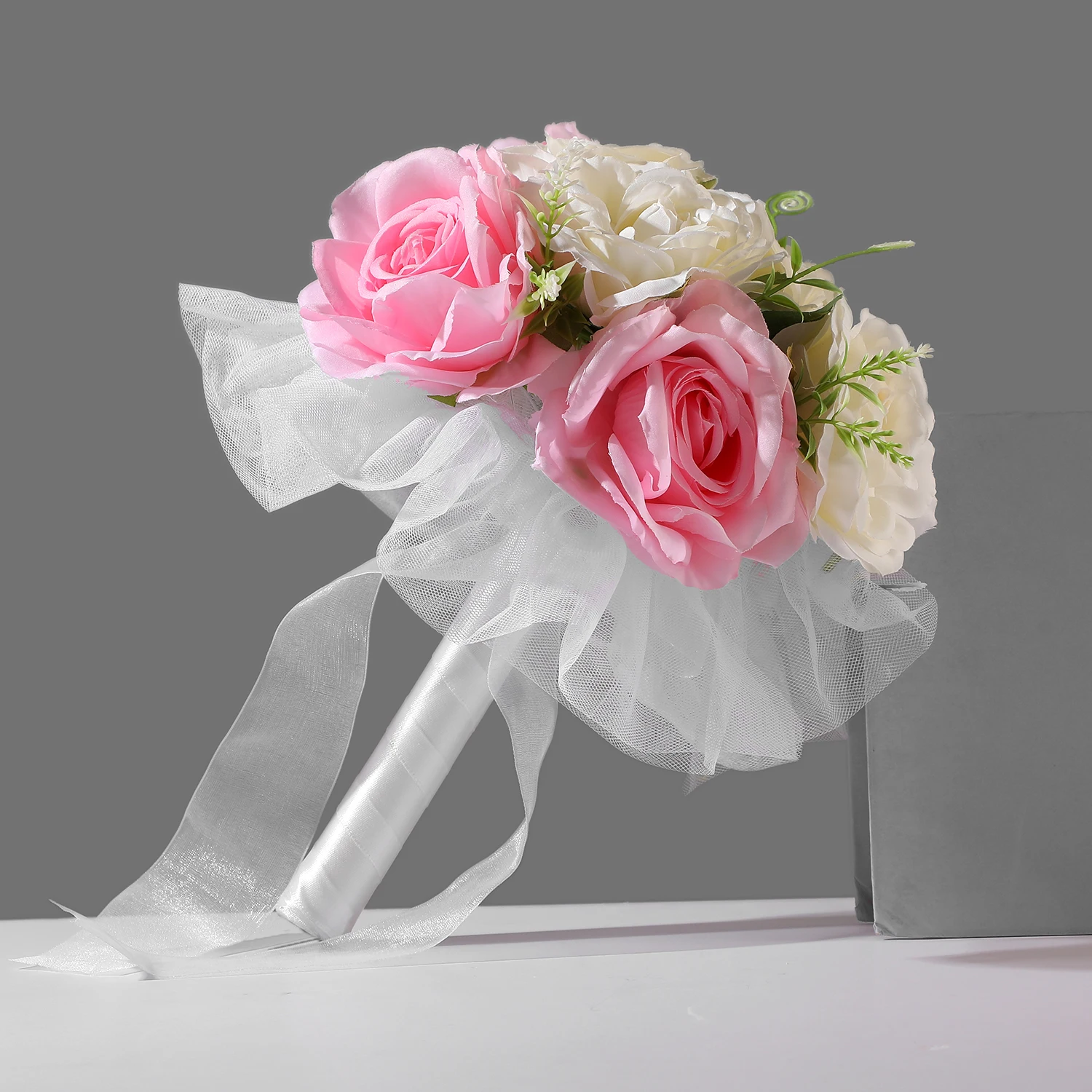 Simulated rose bouquet, hand-held bouquet for wedding photos, bridal photography, for use on wedding or engagement occasions.