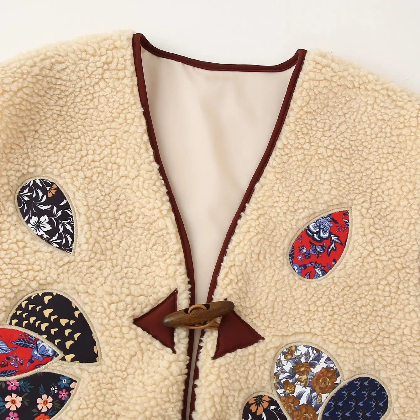 الخريف الملابس النسائية الجديدة النمط الأوروبي والأمريكي تصميم الشعور الأزياء تنوعا ملصق مطرز سترة صوف الضأن