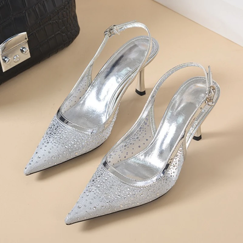 

Роскошные женские пикантные серебряные босоножки на тонком каблуке с острым носком и стразами на высоком каблуке, элегантные модельные туфли для банкета