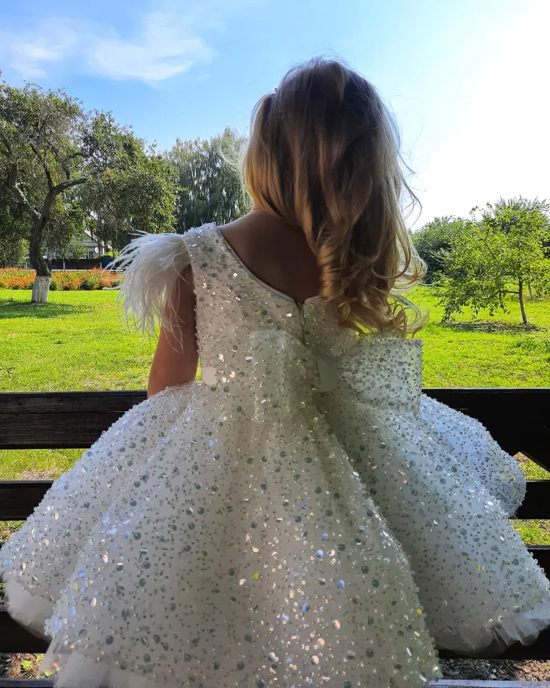 Vestido de flor branco Puffy Tulle, vestido de casamento, vestido de baile fofo, miçangas de glitter, arco de penas, festa noturna