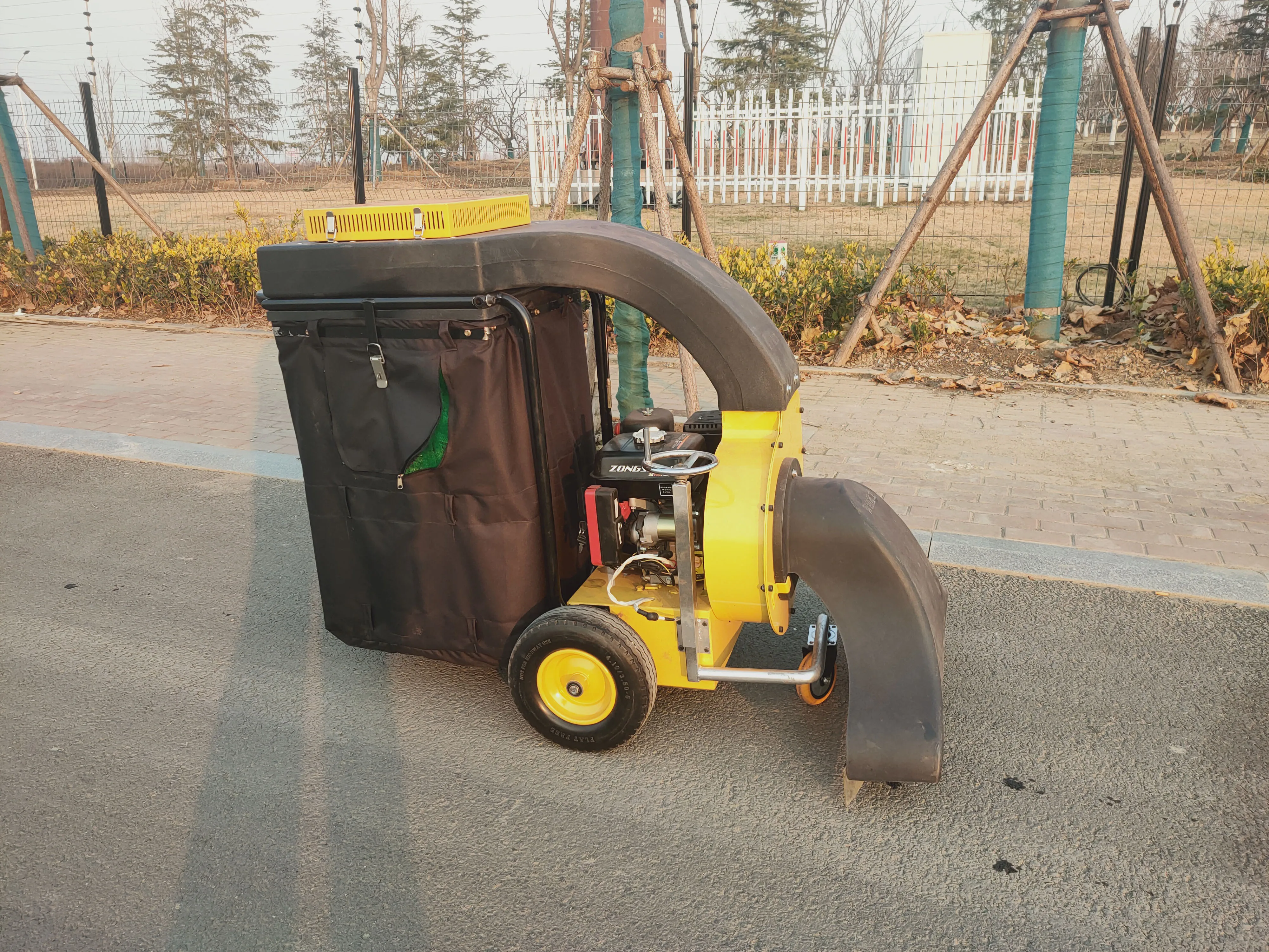 Samozasilany, silnikowy rozdra – Outdoor Power Vacuum recenzja i cena