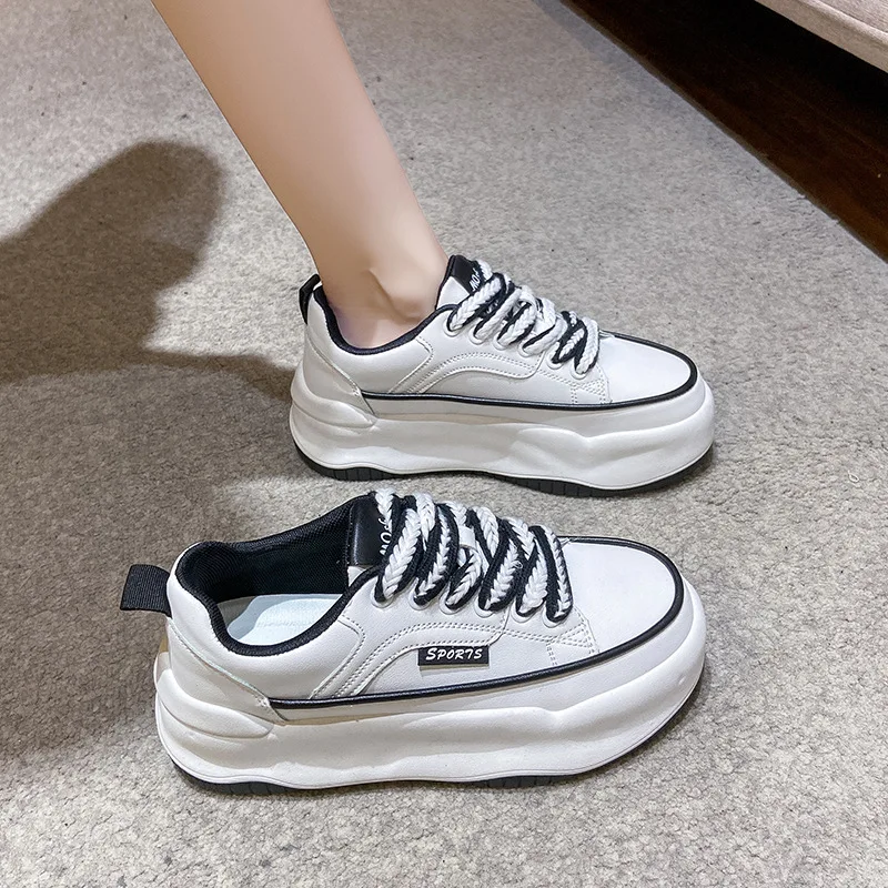 Scarpe rialzate con suola spessa da donna da 5.5cm nuove scarpe sportive piatte per studenti versatili di moda coreana scarpe Casual di tendenza