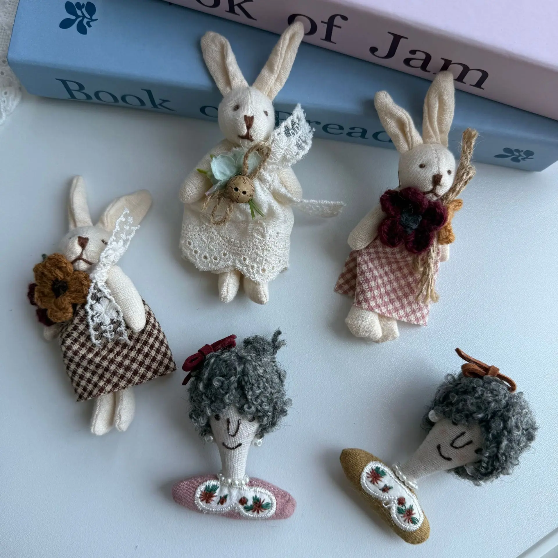 

Cotton Linen Rabbit Brooch Pin Forest Girl Japanese Fresh Versatile Fabric Doll Badge for Bag Hat Scarf Embellishment