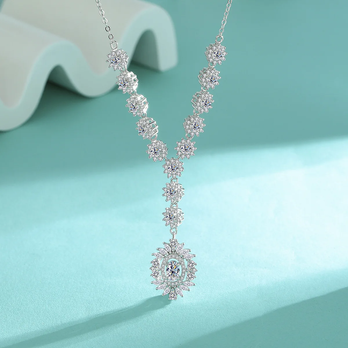 

18k White Gold New Sunflower 1.3ct Moissanite Necklace, Fashionable and High-end Clavicle Chain Platinum Pt950 Pendant for Women