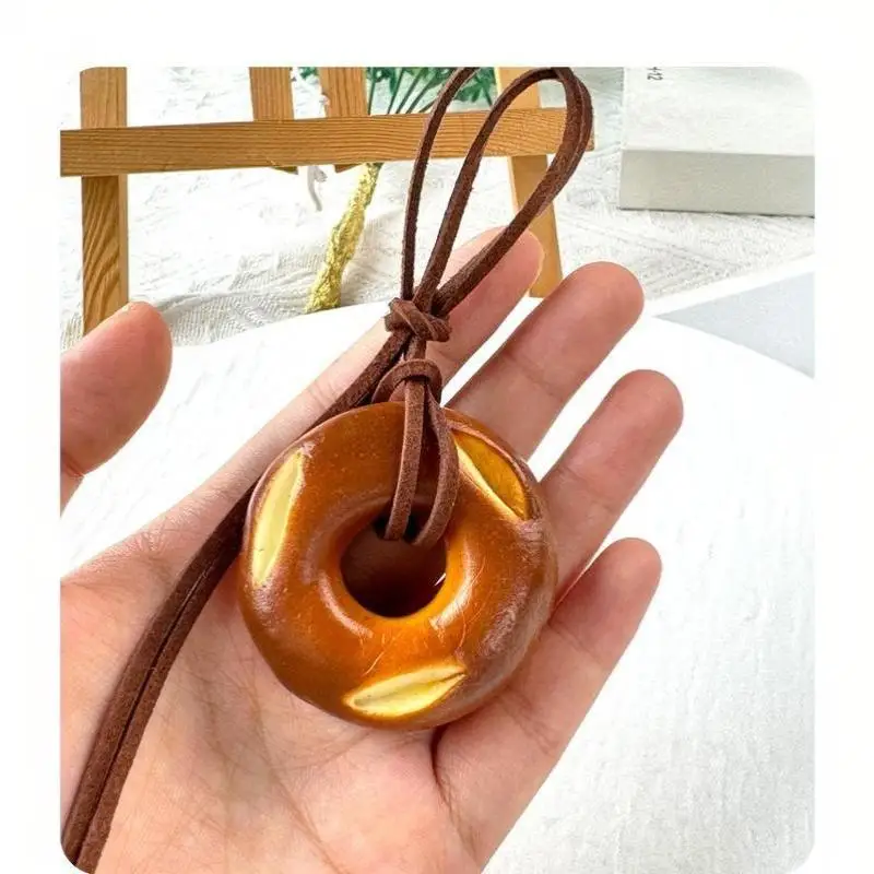 Realistischer handgefertigter Croissant-Brot-Anhänger Schlüsselanhänger Niedlicher Lebensmittel-Charm für Taschen, Autos, Schlüsselringe, Küchendekoration, Geschenke – Detail 8