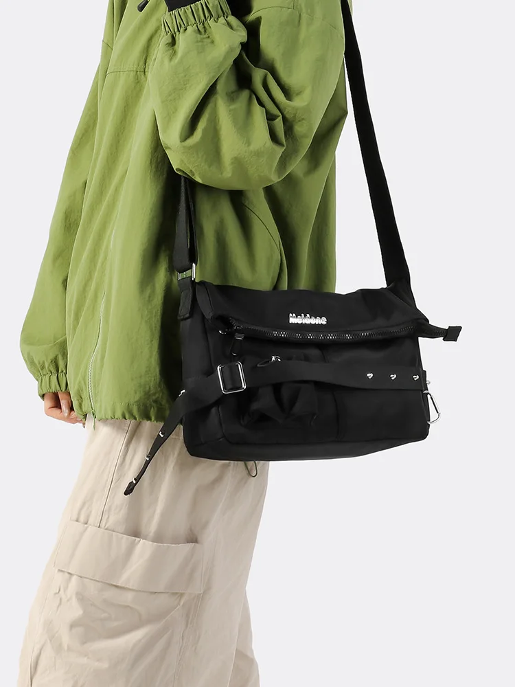 Niche motorcycle commuter messenger bag for women2025New versatile retro shoulder bag, cool and stylish crossbody bag
