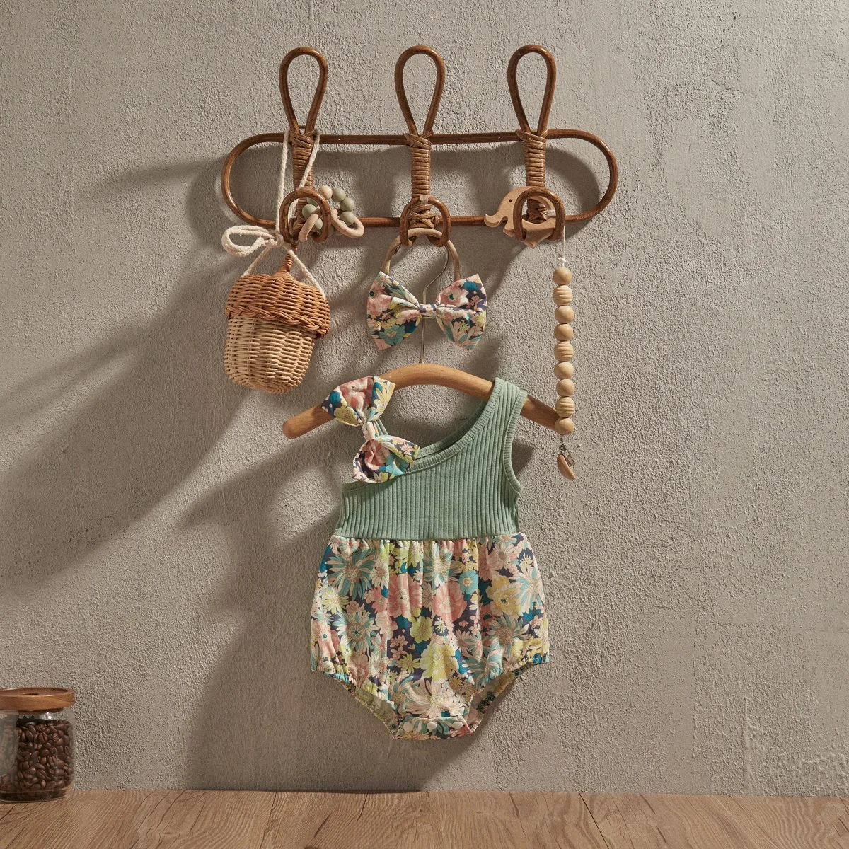 

Наряды EWODOS для маленьких девочек от 0 до 18 месяцев, 2 предмета, летний цветочный комбинезон на одно плечо и эластичная повязка на голову с бантом, Повседневная Милая одежда