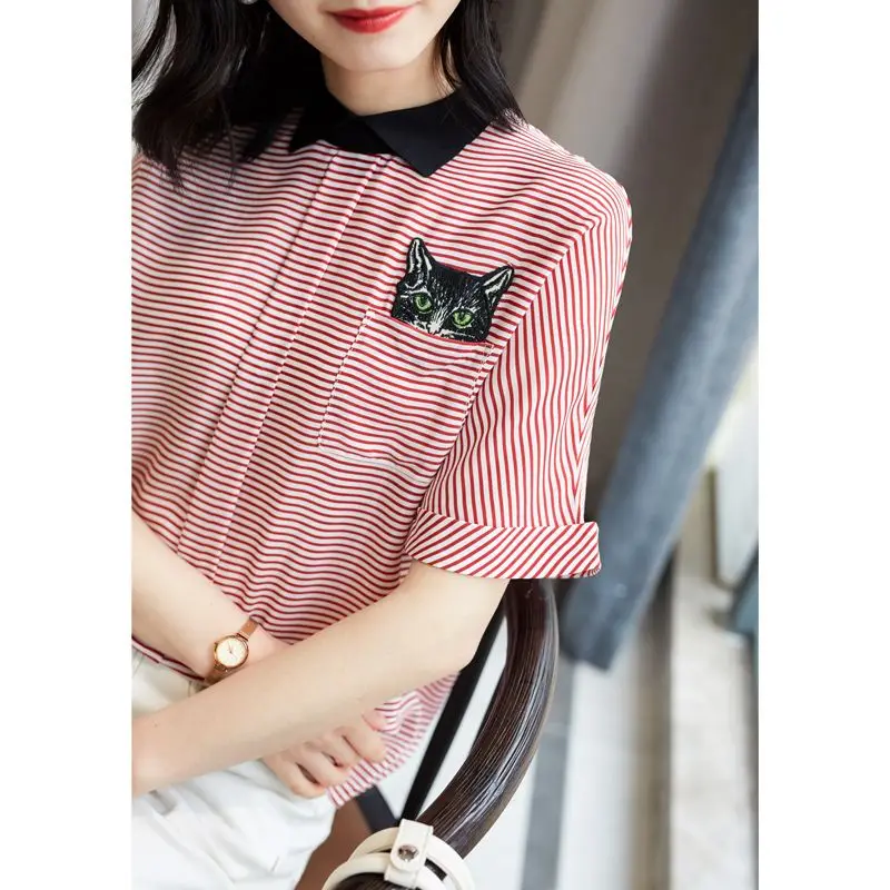 قميص شيفون للنساء جديد متعدد الاستخدامات نحيف ولطيف على شكل قطة بألوان متباينة وياقة صغيرة قميص مخطط بأكمام قصيرة