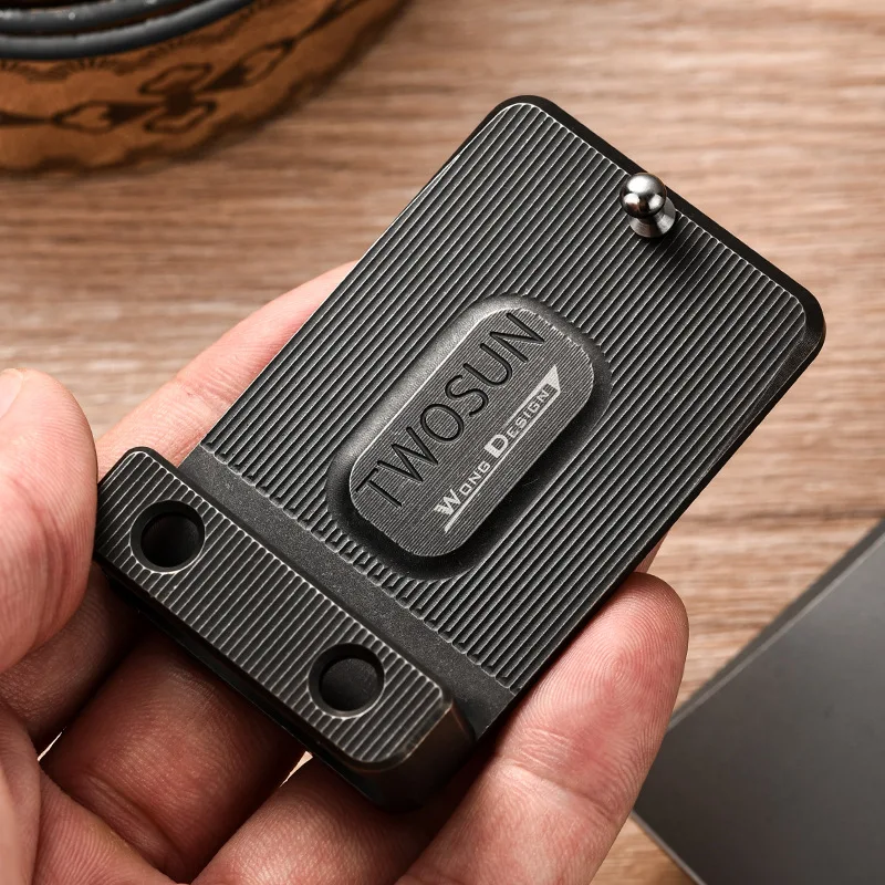 سبائك التيتانيوم متعددة الوظائف مقاومة للصدأ مقاومة للاهتراء حزام مشبك EDC في الهواء الطلق المحمولة T أدوات إنقاذ الطوارئ العملية