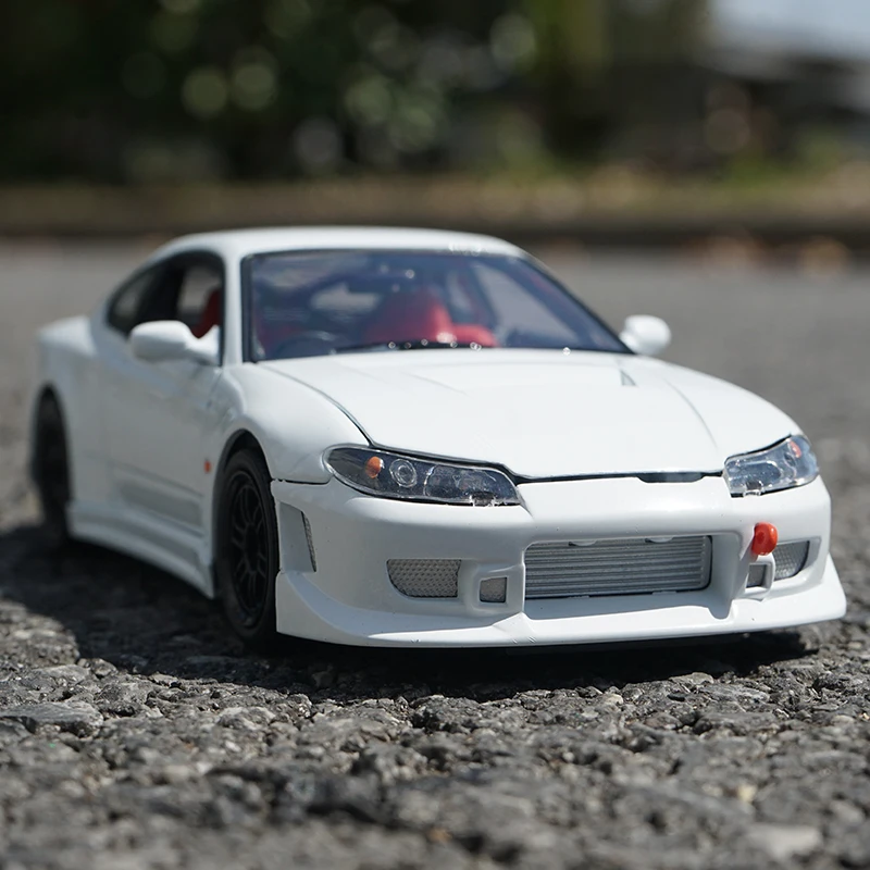 Welly 1/24 Nissan Silvia S15 Alloy Sports Car Model Diecast Metal Toy Racing Car Model High Simulation Collection Childrens Gift