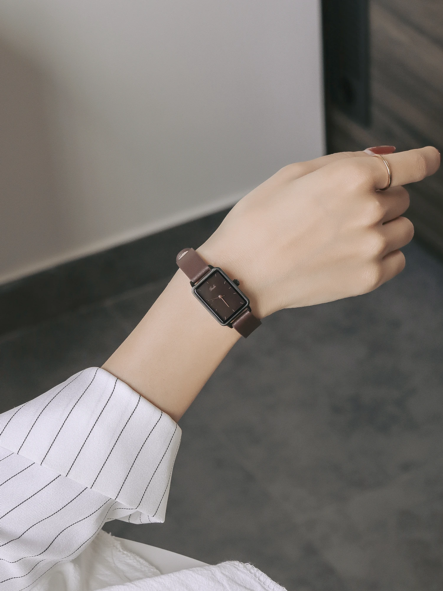 ساعة موديل جديد 2025 للنساء، فاخرة خفيفة، مزاج بسيط، بنات عصرية، طلاب، مجوهرات نسائية، هدايا للنساء